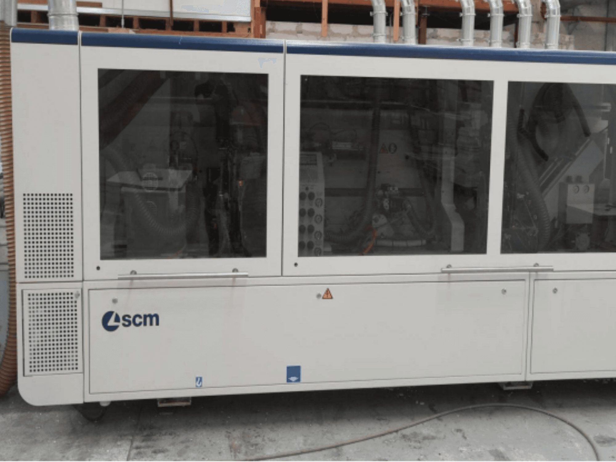 SCM endüstriyel makine, yandan görünüm, şeffaf paneller ve görünür havalandırma deliklerine sahiptir; üretim süreçlerinde verimlilik için tasarlanmıştır.