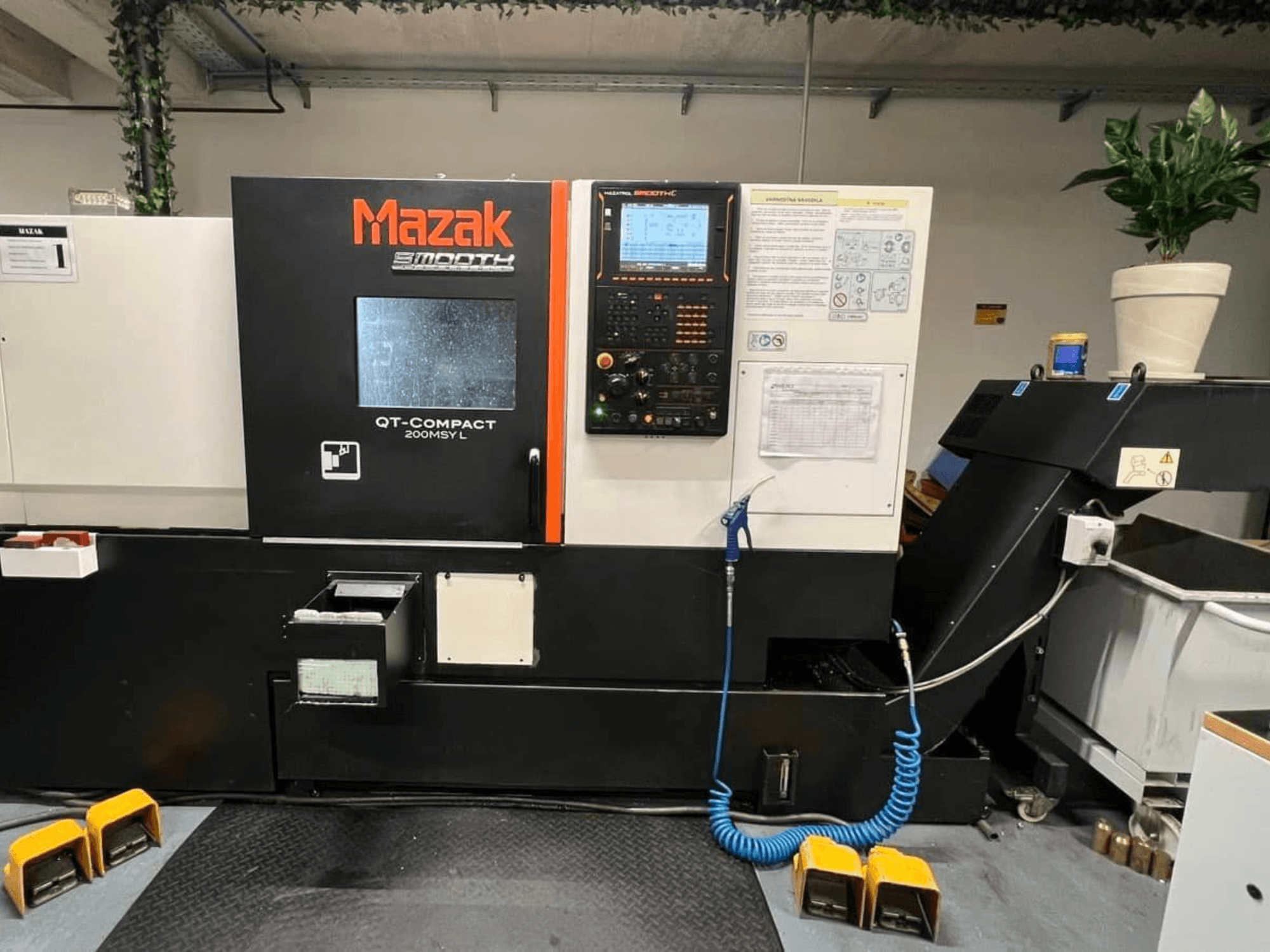 Mazak QUICK TURN COMPACT 200 MSY L yatay torna tezgahı, önden görünüm; kontrol paneli ve takım saklama bölmesi ile birlikte.
