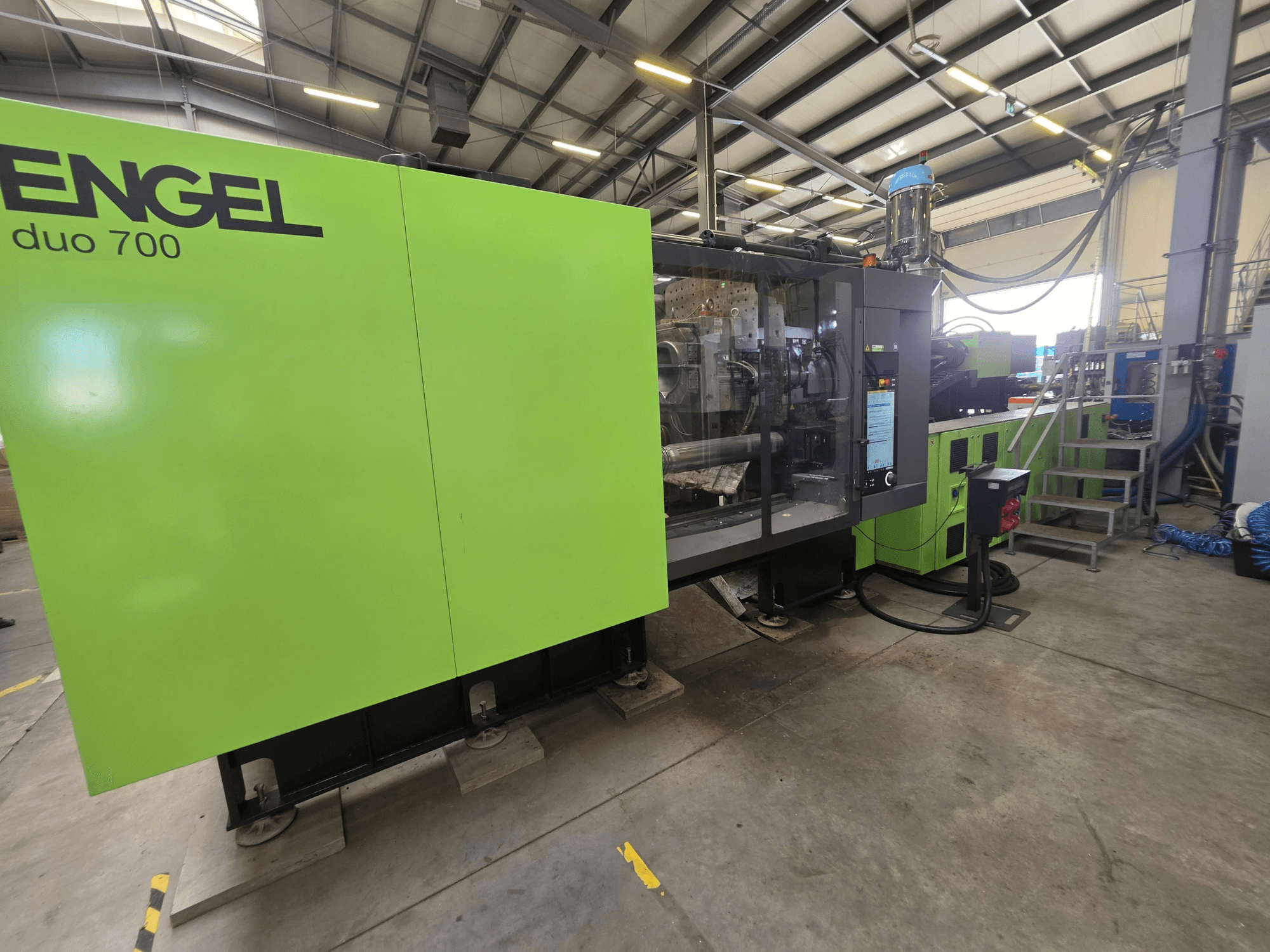 Engel duo 700 hidrolik enjeksiyon kalıplama makinesi, önden görünüm; yeşil gövde ve kontrol paneli görülmektedir.