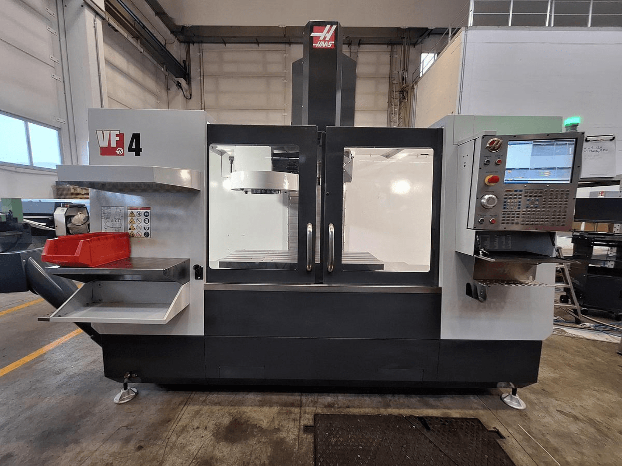 Haas VF-4 dikey işleme merkezi, önden görünüm, kontrol paneli, takım tutucu ve geniş çalışma alanı.