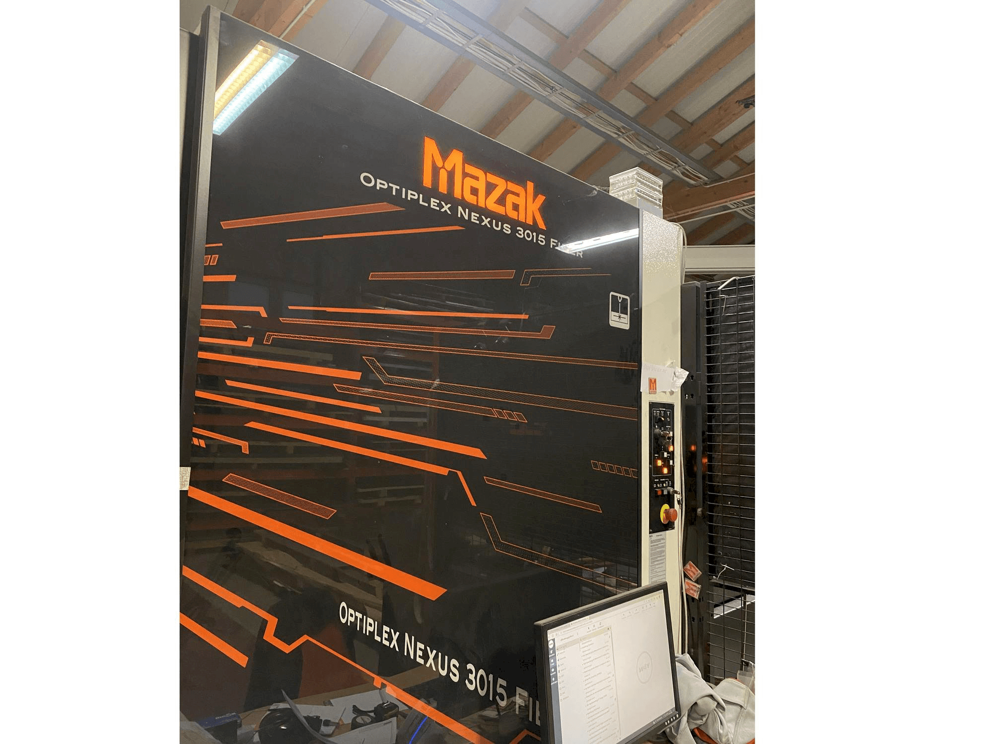 Makine Mazak Optiplex Nexus 3015 - Önden görünüm