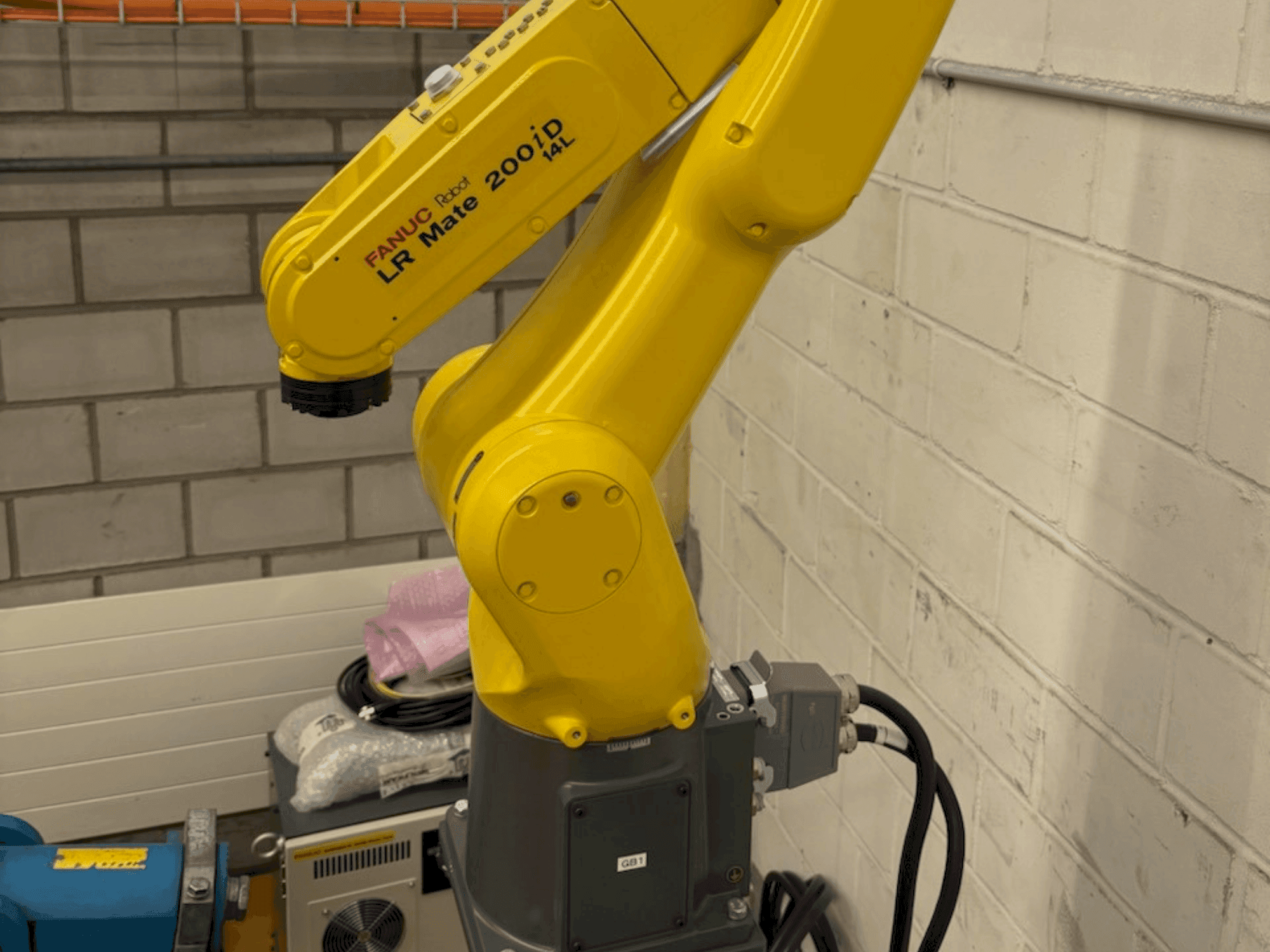 Makine FANUC LR Mate 200 iD 14L - Önden görünüm