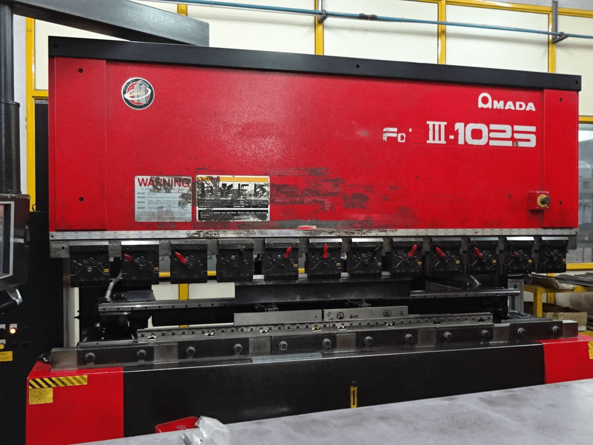 Makine AMADA - Önden görünüm FBD1025NT