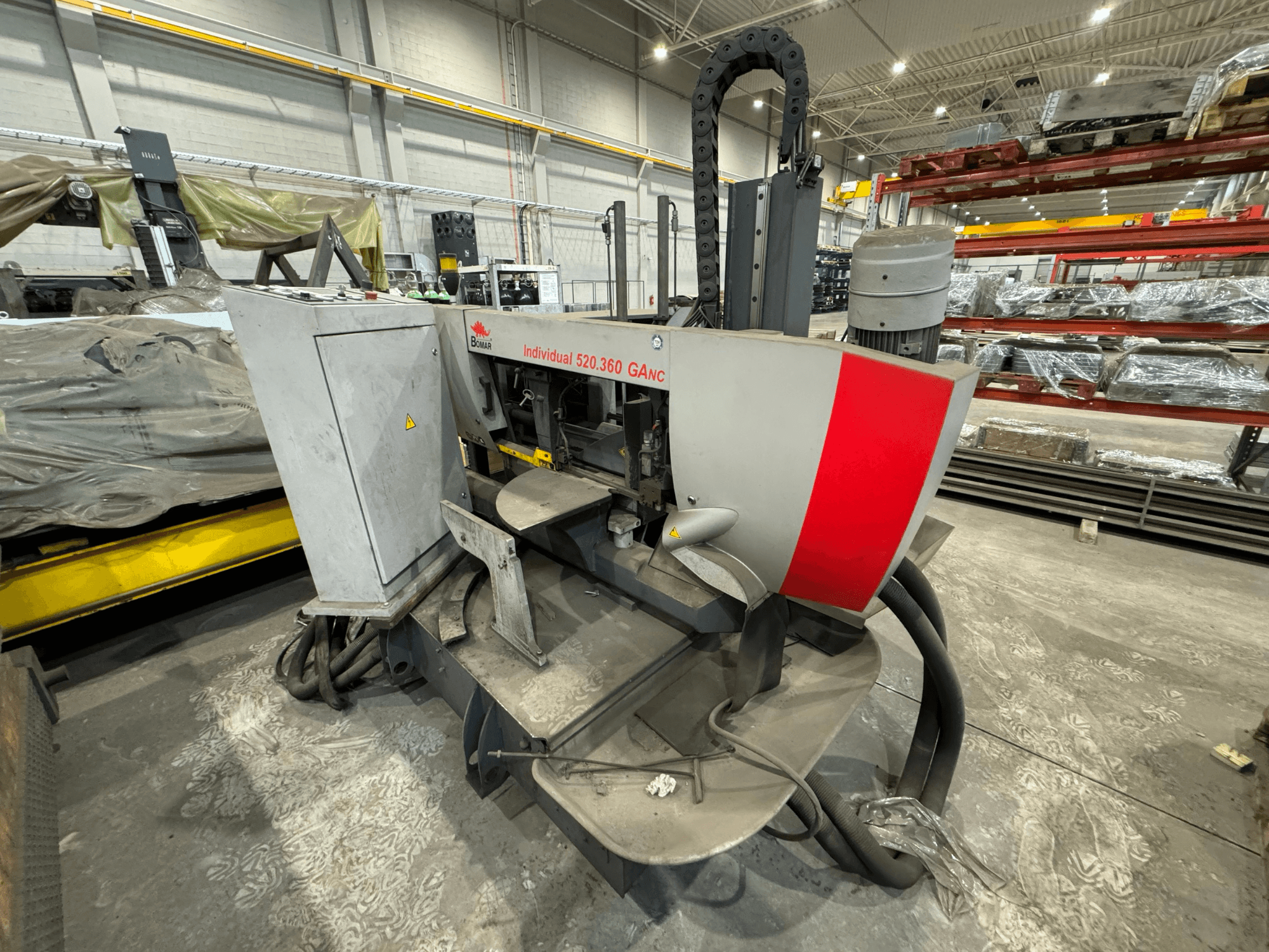 Böhler Individual 520.360 GANC CNC makinesi bir atölyede, kontroller ve motor görünür şekilde önden görüntülenmiştir.