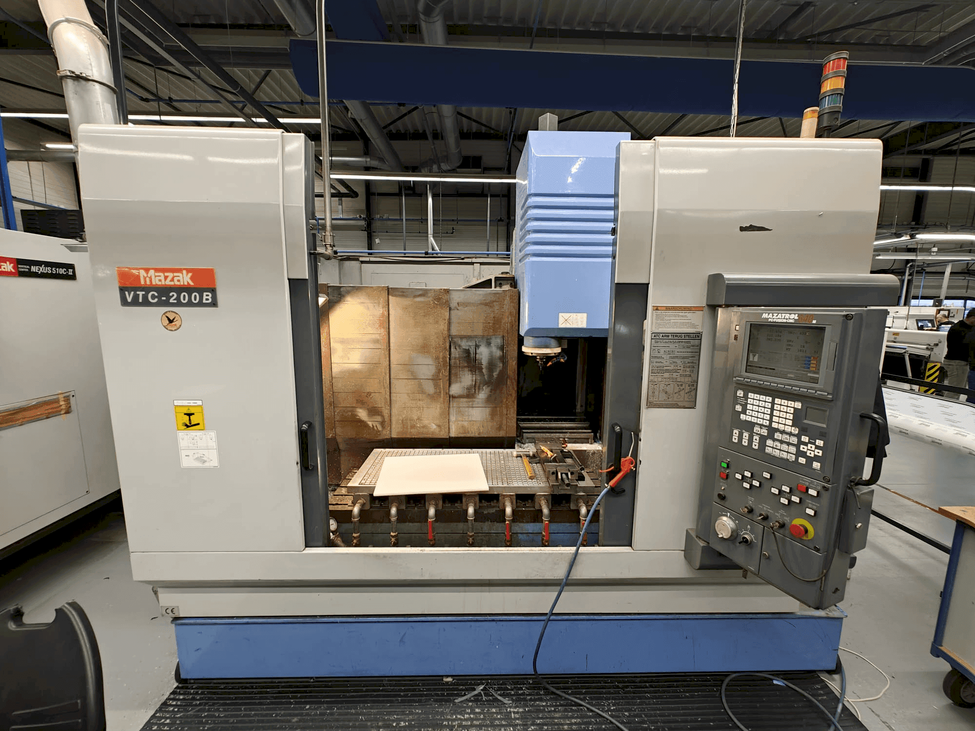 Makine Mazak VTC-200B - Önden görünüm