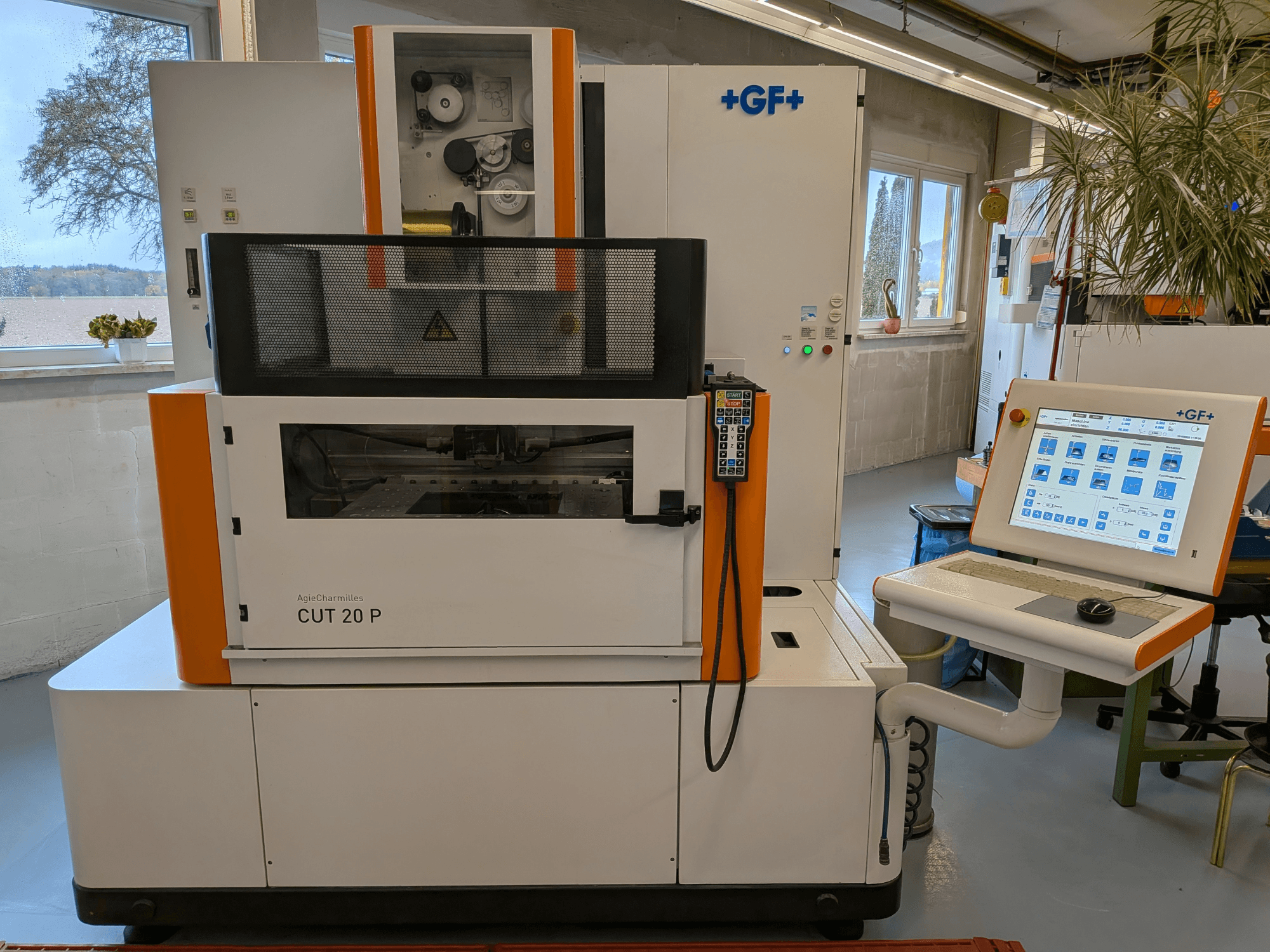 AgieCharmilles Cut-20 P tel EDM makinesinin, kontrol paneli ve ekranıyla birlikte önden görünümü; makine, iyi aydınlatılmış bir atölyede yer almaktadır.