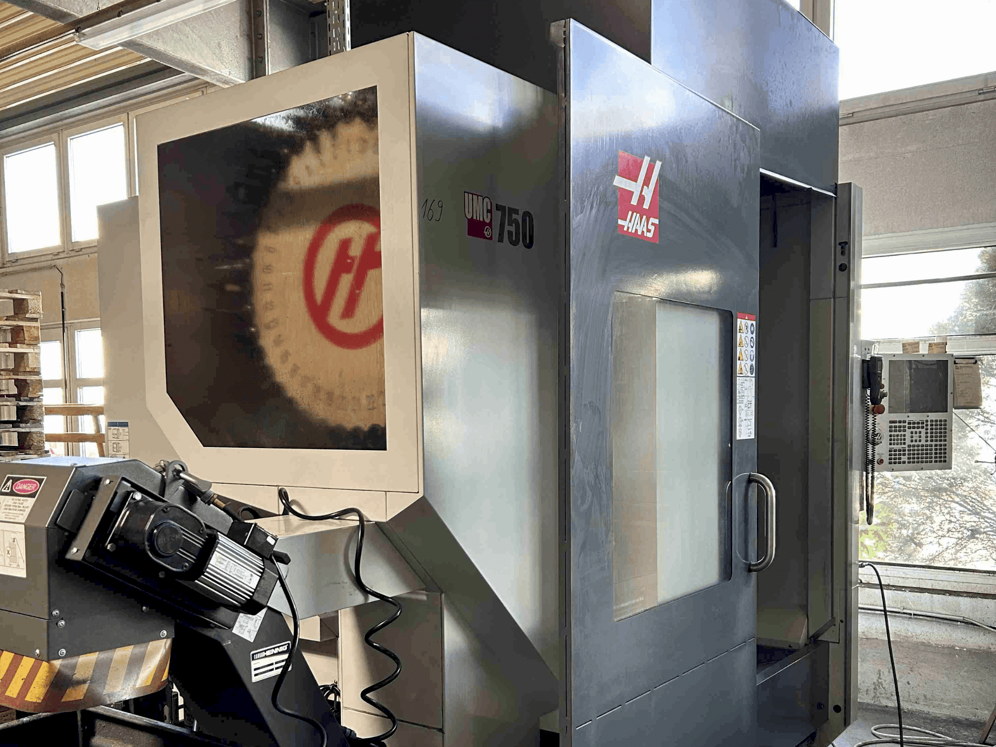 Makine HAAS UMC-750 - Önden görünüm