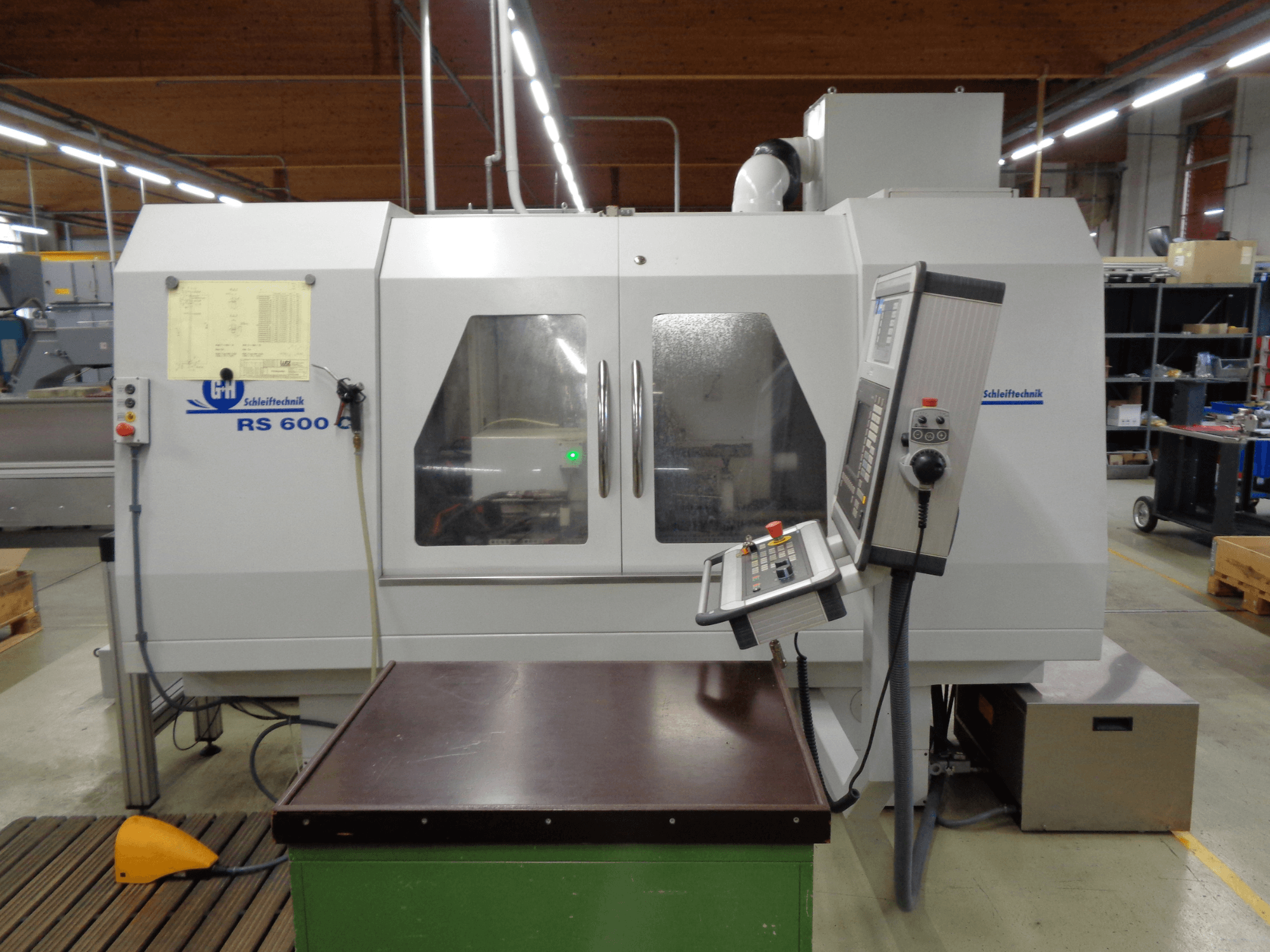 GEIBEL & HOTZ RS 600 C silindirik taşlama makinesi, fabrika ortamında kontrol panelini ve çalışma tezgahını gösteren önden görünüm.