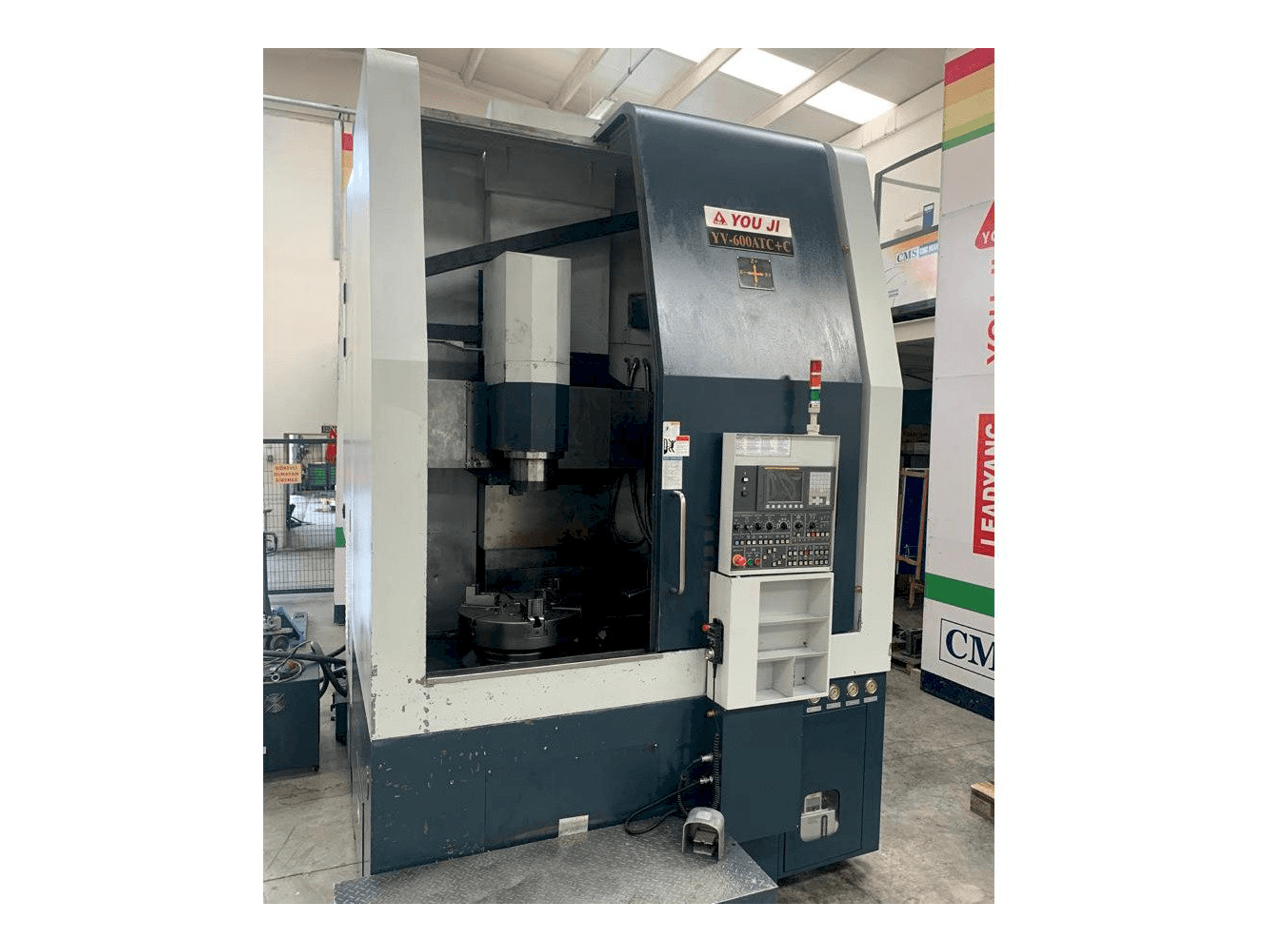 Makine YOU JI Yv 600ATC+C - Önden görünüm