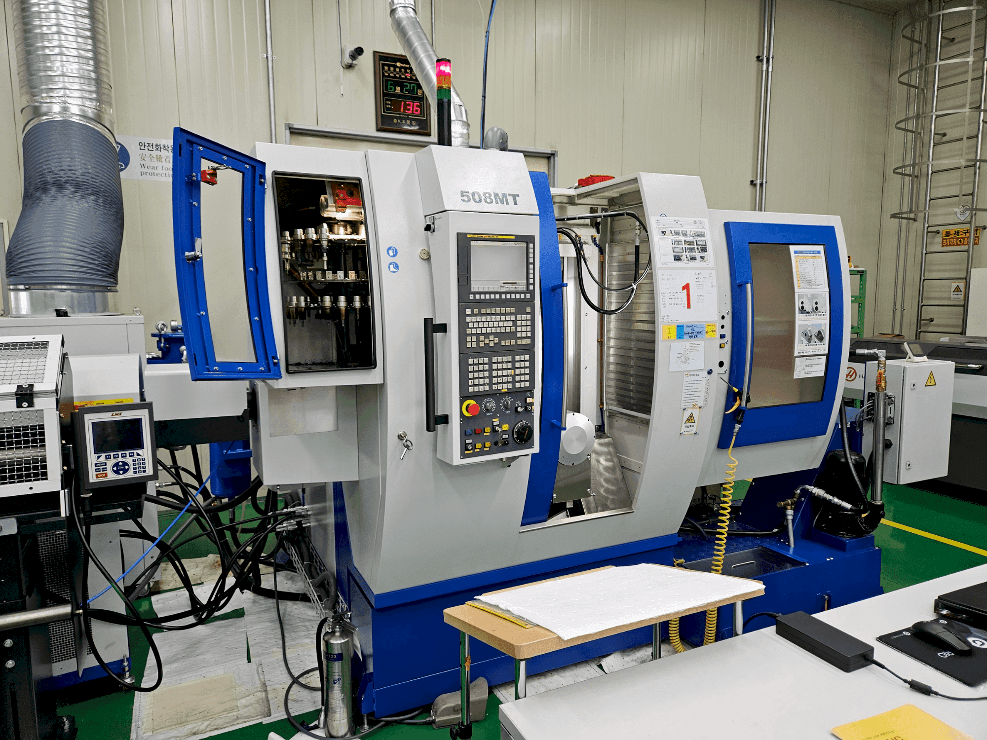 Makine WILLEMIN-MACODEL 508MT - Önden görünüm