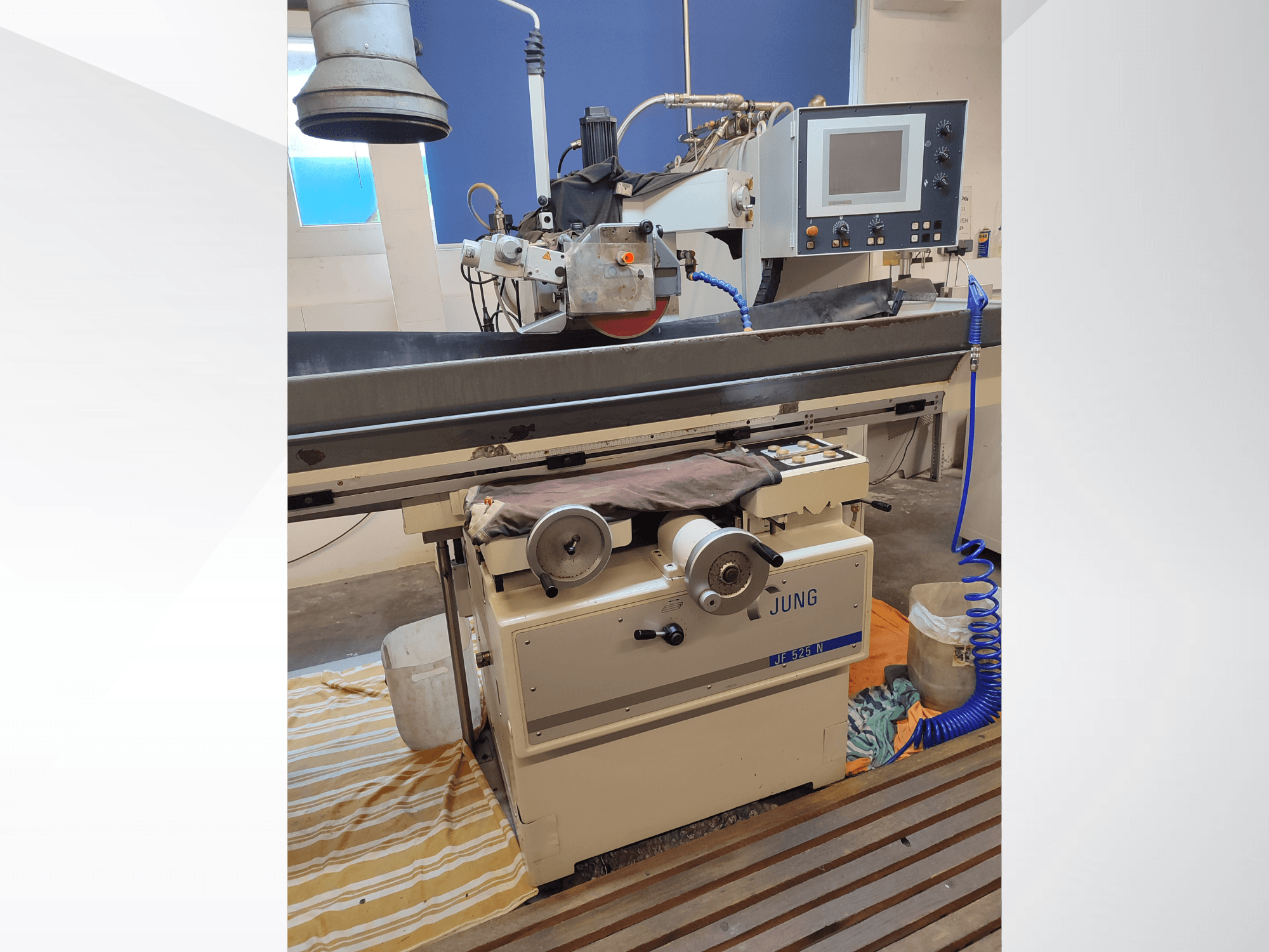 Yüzey taşlama makinesi JUNG JF 525 N, taşlama çarkı, kontrol paneli ve taban detaylarını gösteren önden görünüm.