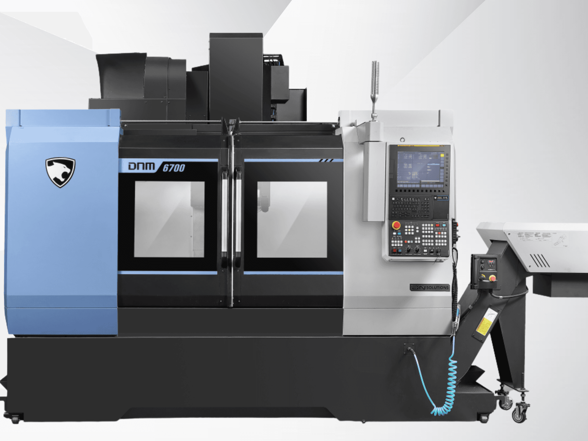 DN SOLUTIONS DNM 6700 Dikey İşleme Merkezi’nin önden görünümü; kontrol paneli ve çift cam kapılar göze çarpmaktadır.