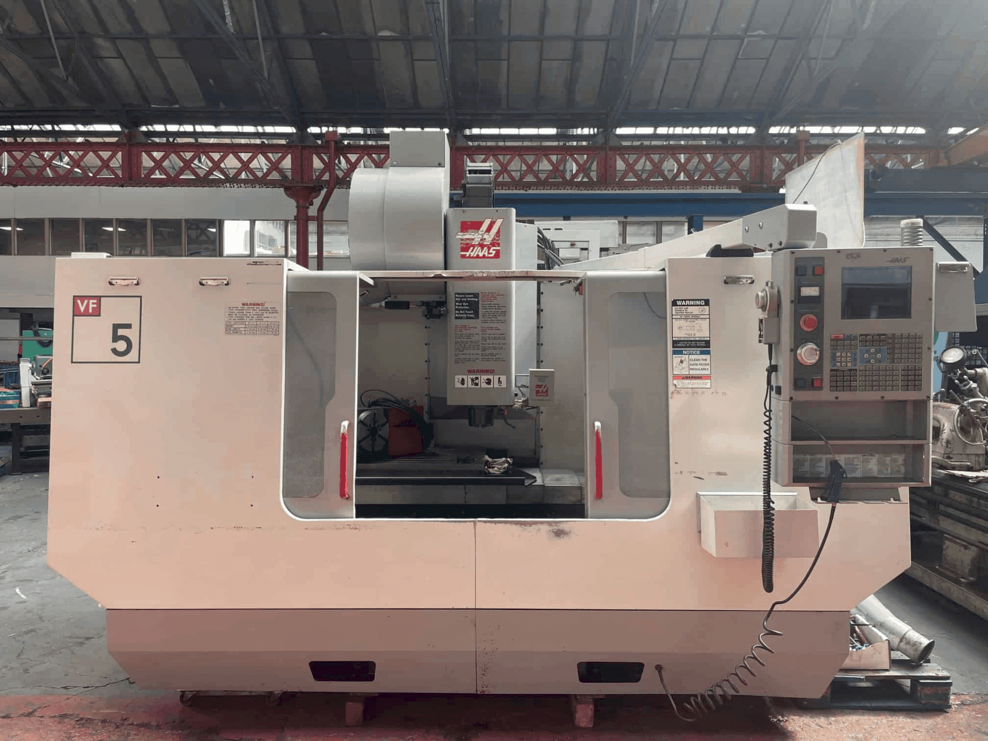 Makine HAAS VF-5B/40 HE - Önden görünüm