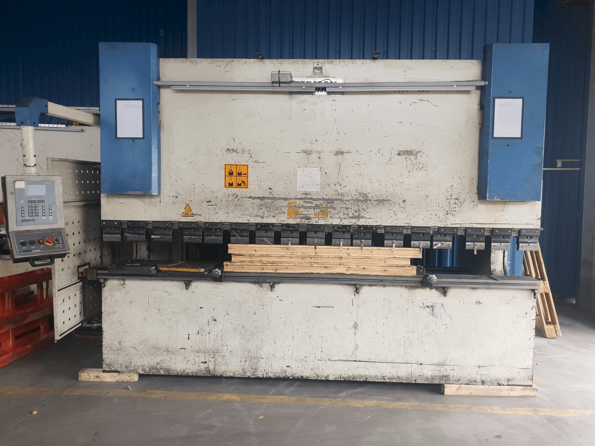 Makine ERMAK CNCHAP 3600x200 - Önden görünüm