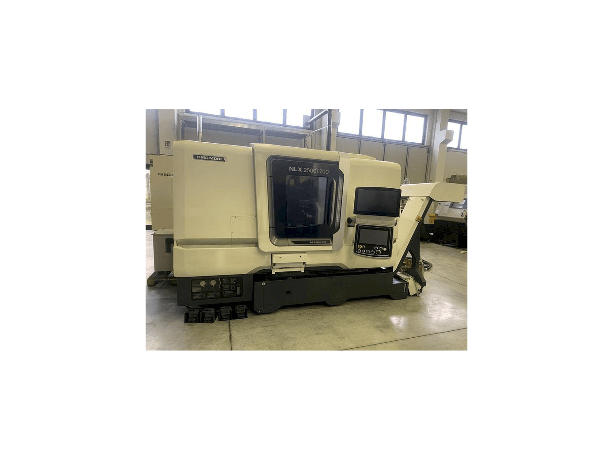 Makine DMG MORI NLX 2500SY - Önden görünüm