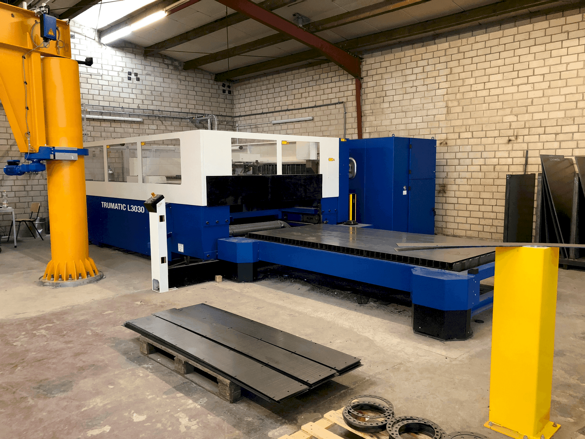 Makine TRUMPF Trumatic L3030 - Önden görünüm