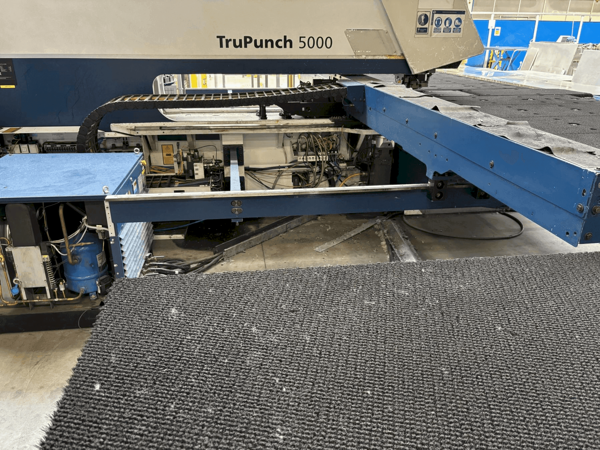 Makine TRUMPF TRUPUNCH 5000 S10 - Önden görünüm