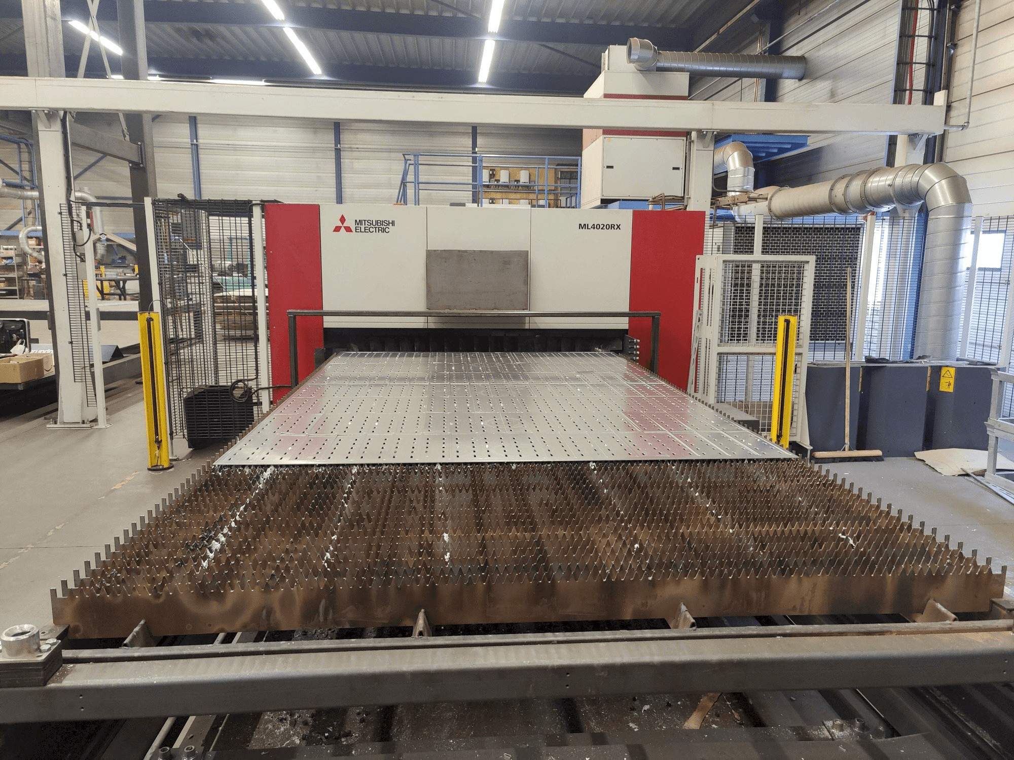 Makine Mitsubishi ML4020RX-F60 6,0kW CO2 - Önden görünüm