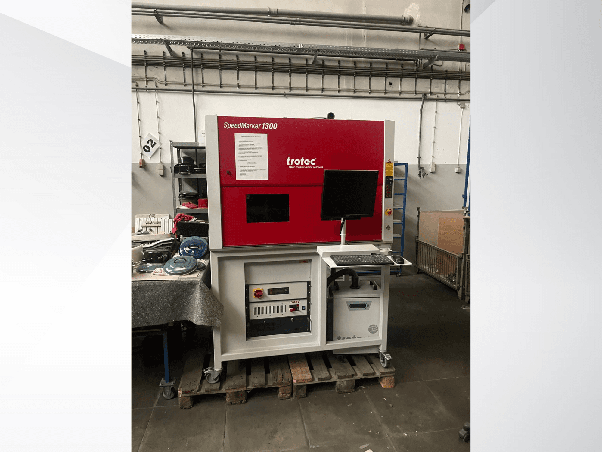 Trotec SpeedMarker 1300 lazer kazıma makinesi, önden görünüm, monitör, klavye ve teknik kontroller görünür.