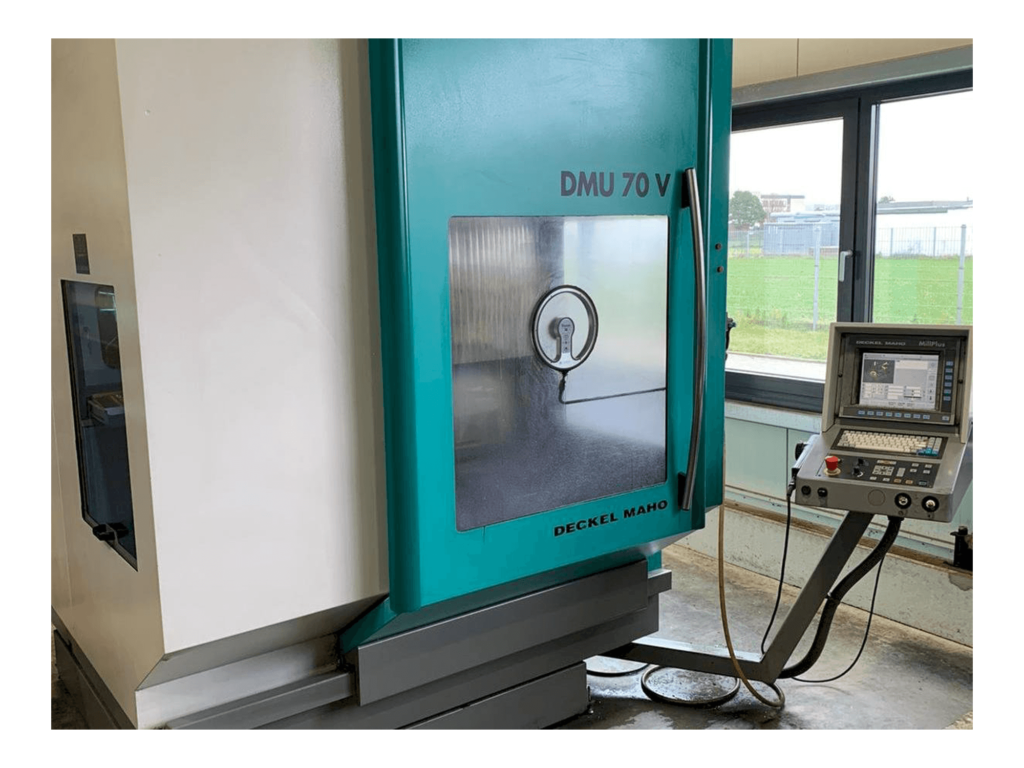 Makine DECKEL MAHO DMU 70V - Önden görünüm