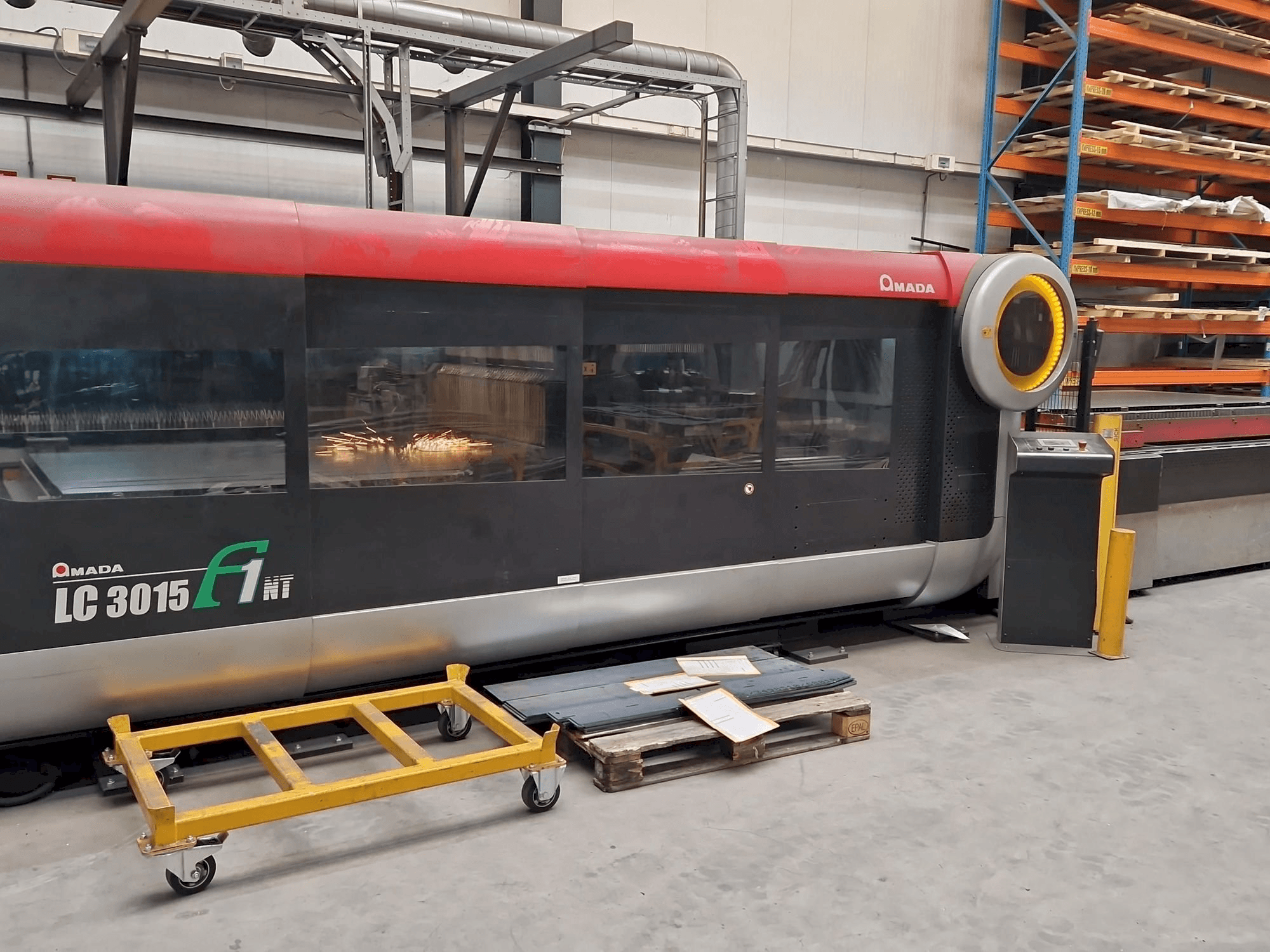 Makine AMADA LC3015 F1 NT - Önden görünüm