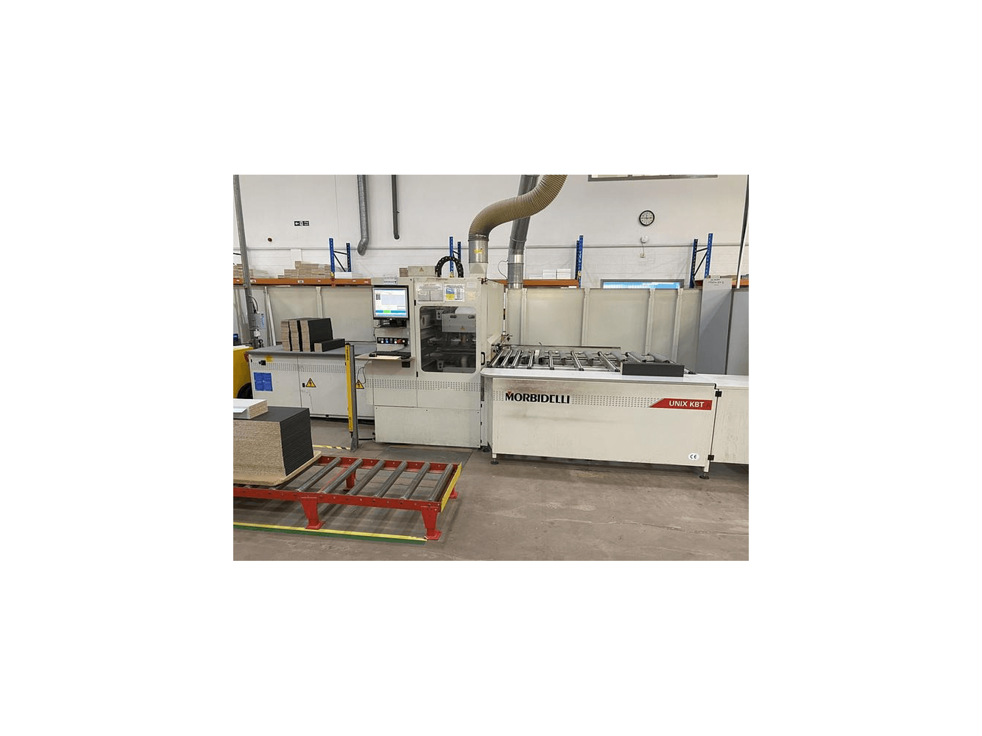 MORbidelli Unix KBT panel testere, önden görünüm, kontrol paneli görünür ve bitişik arabada istiflenmiş levhalar.