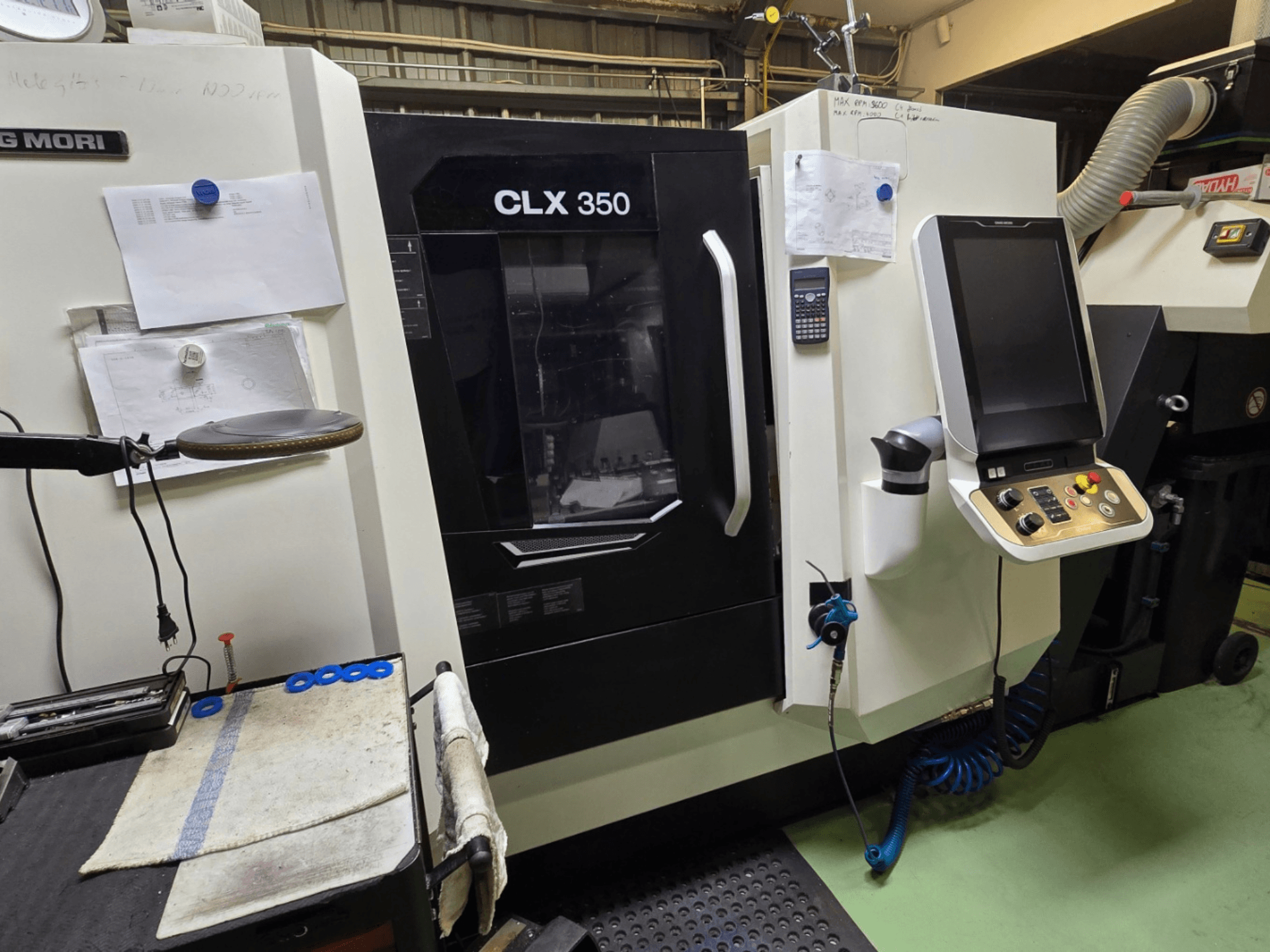 Atölyede DMG MORI CLX 350 CNC torna tezgahı; kontrol paneli, aletler ve çalışma alanının göründüğü önden görünüm.
