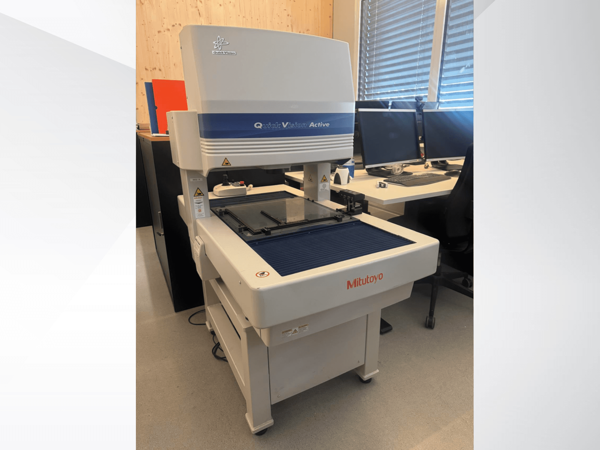 Mitutoyo QV-L404Z1L-D CMM'in önden görünümü, cam ölçüm tablası ve düğmeli görünür kontrol paneli.