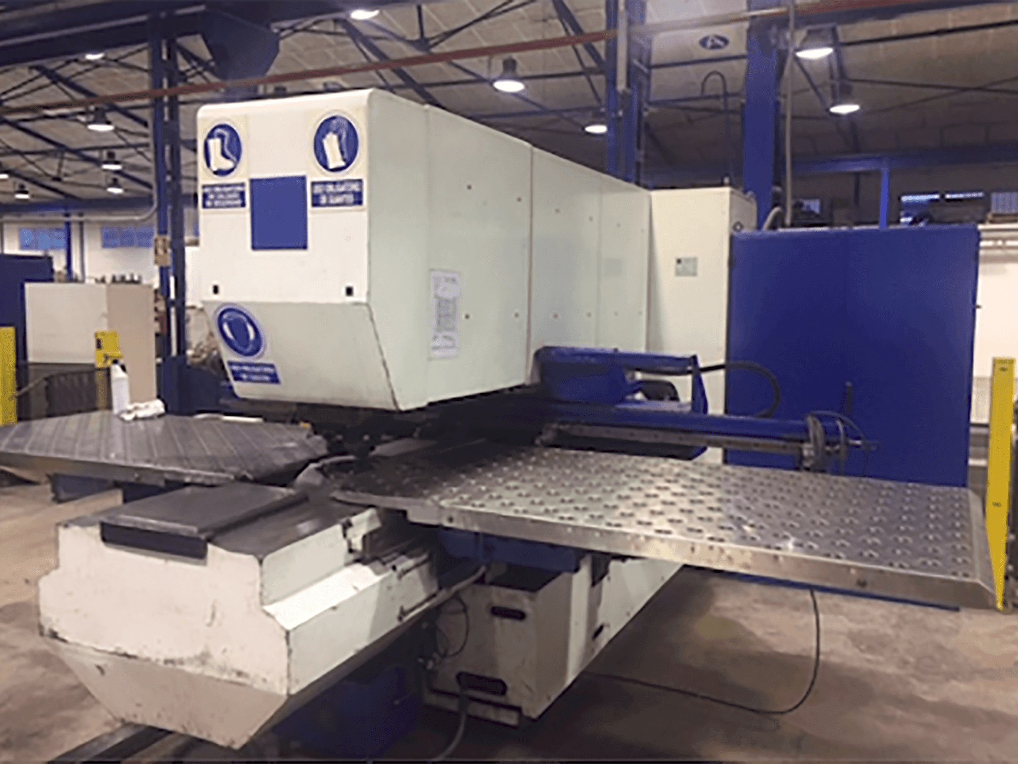 Makine Trumpf Trumatic 240R - Önden görünüm