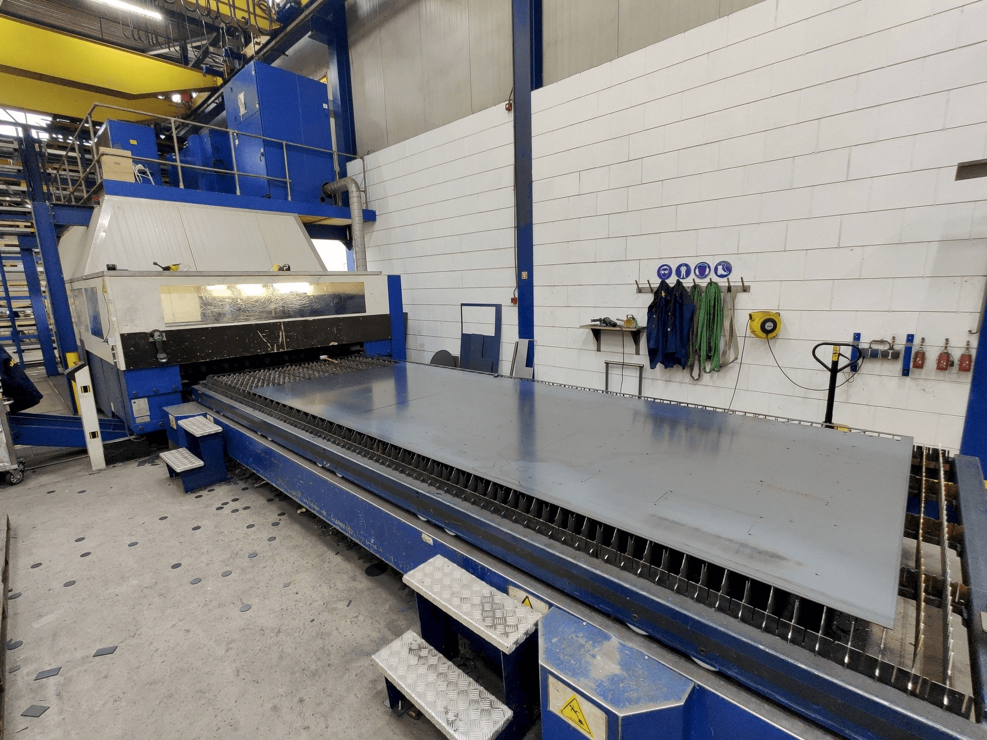 Makine Trumpf Trumatic L 6050 6kW CO2 - Önden görünüm