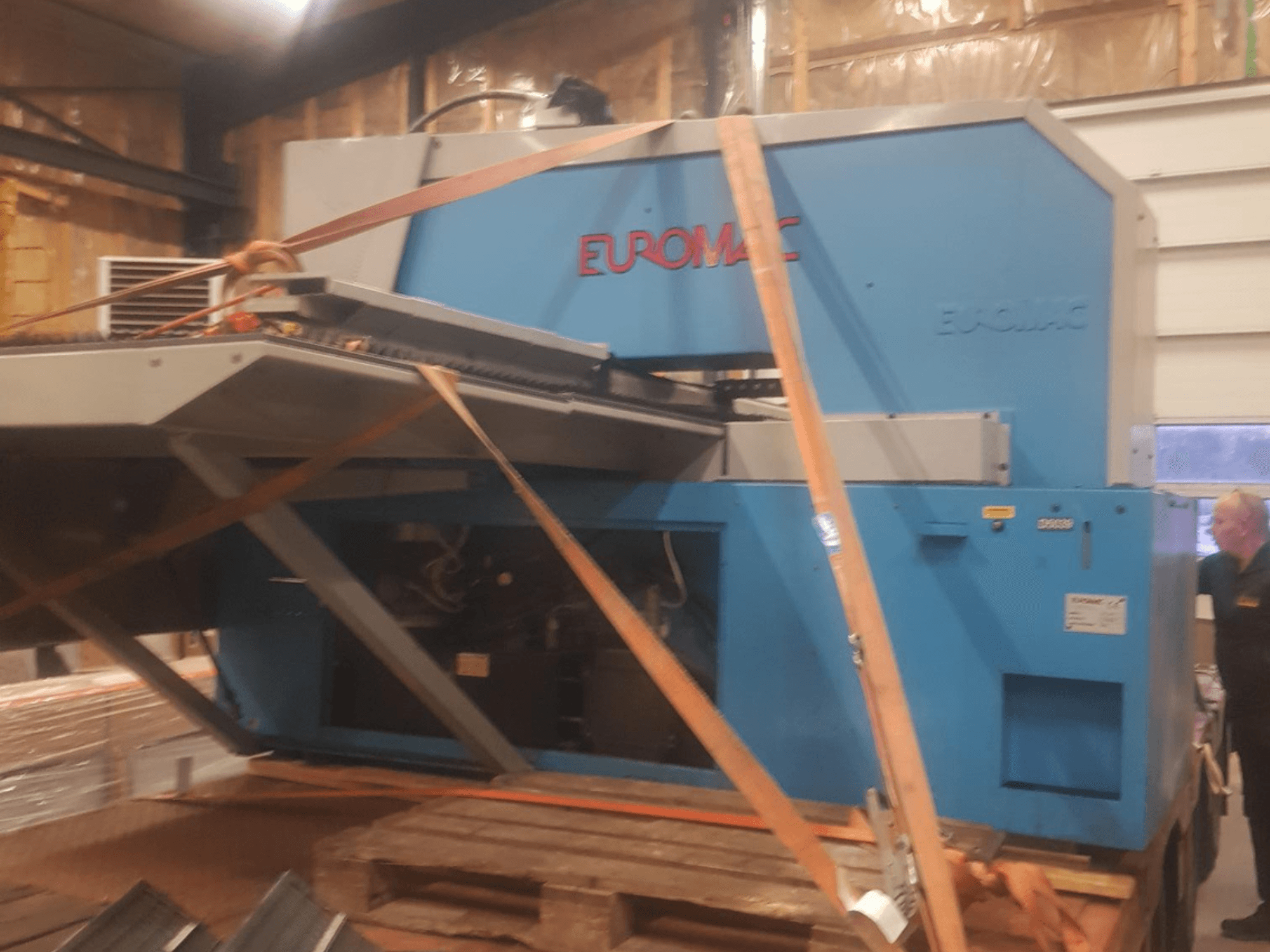 CNC delme makinesi Euromac ZX INDEX yandan bakıldığında, kayışlarla sabitlenmiş, mavi metalik bir kaplama sergiliyor.
