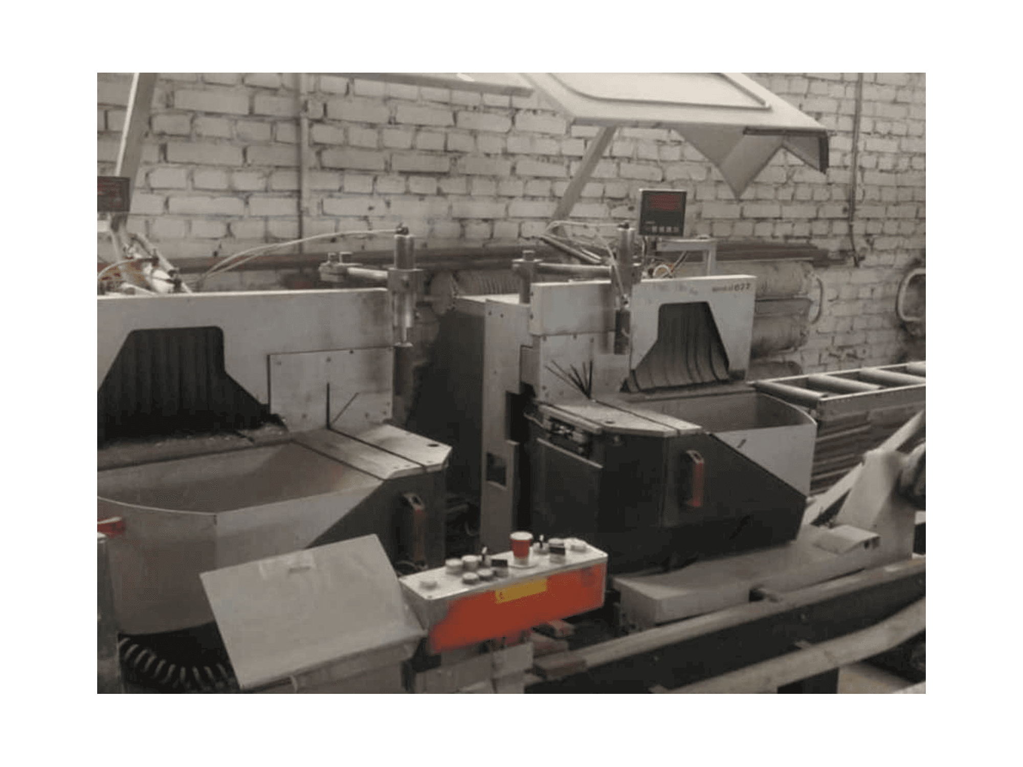 Makine Elumatec DG 104/02 + E111 - Önden görünüm