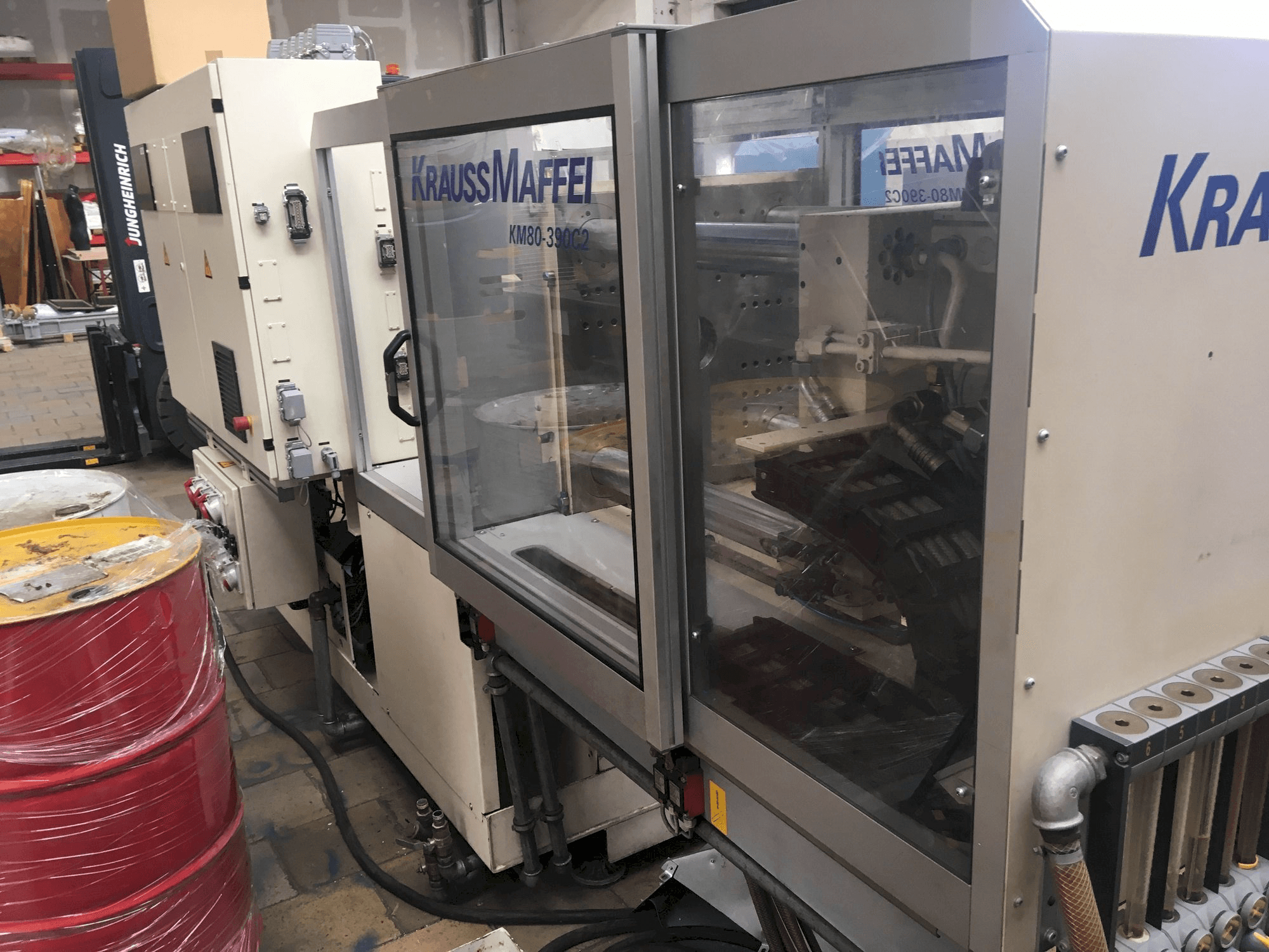 Makine Krauss Maffei 80/390 C2 - Sağdan görünüm