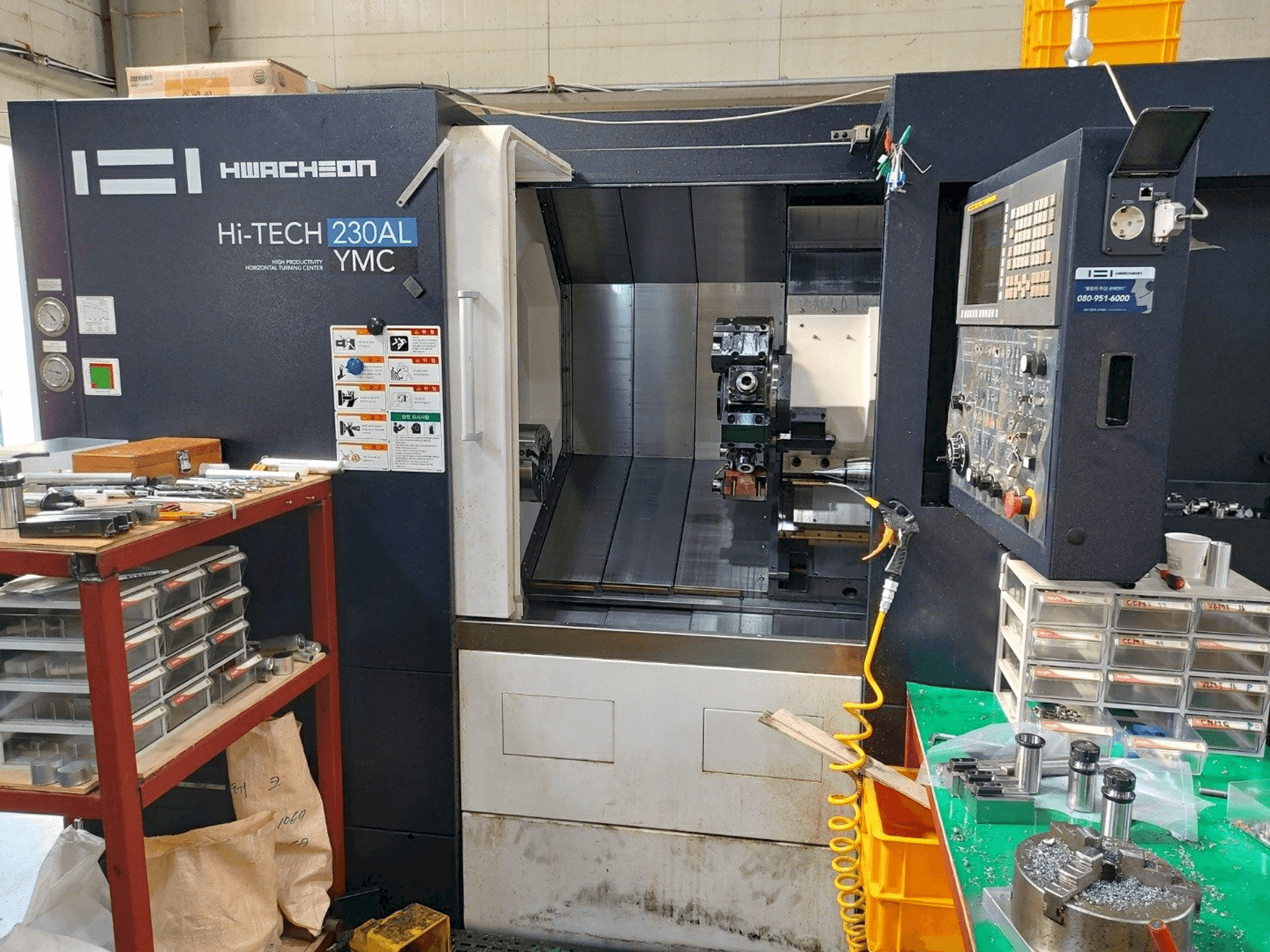 Makine HWACHEON Hi-TECH 230AL YMC - Önden görünüm