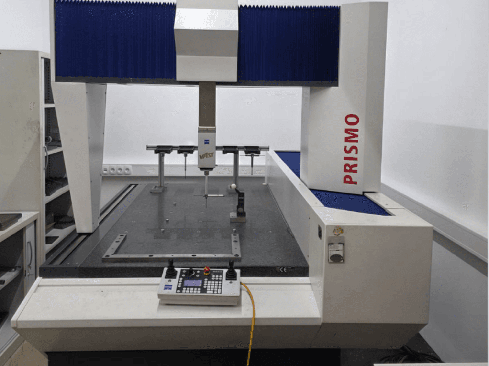 ZEISS PRISMO 700 Koordinat Ölçüm Makinesi önden görünümde, granit taban üzerinde bir prob ve kontrol paneline sahiptir.