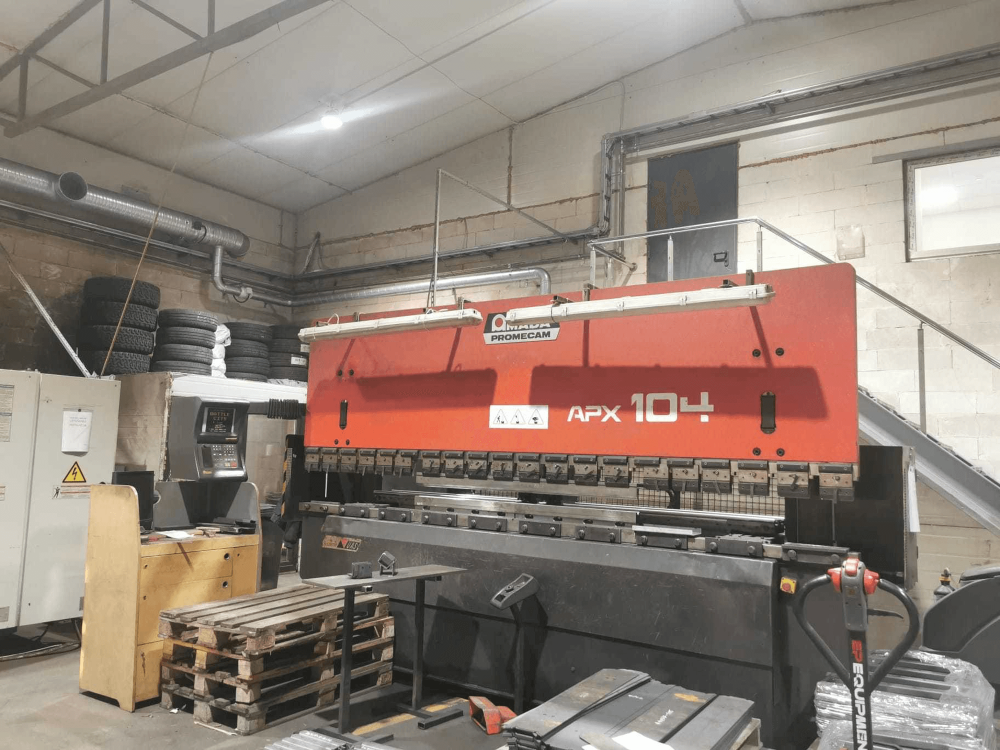 Makine AMADA APX - Önden görünüm