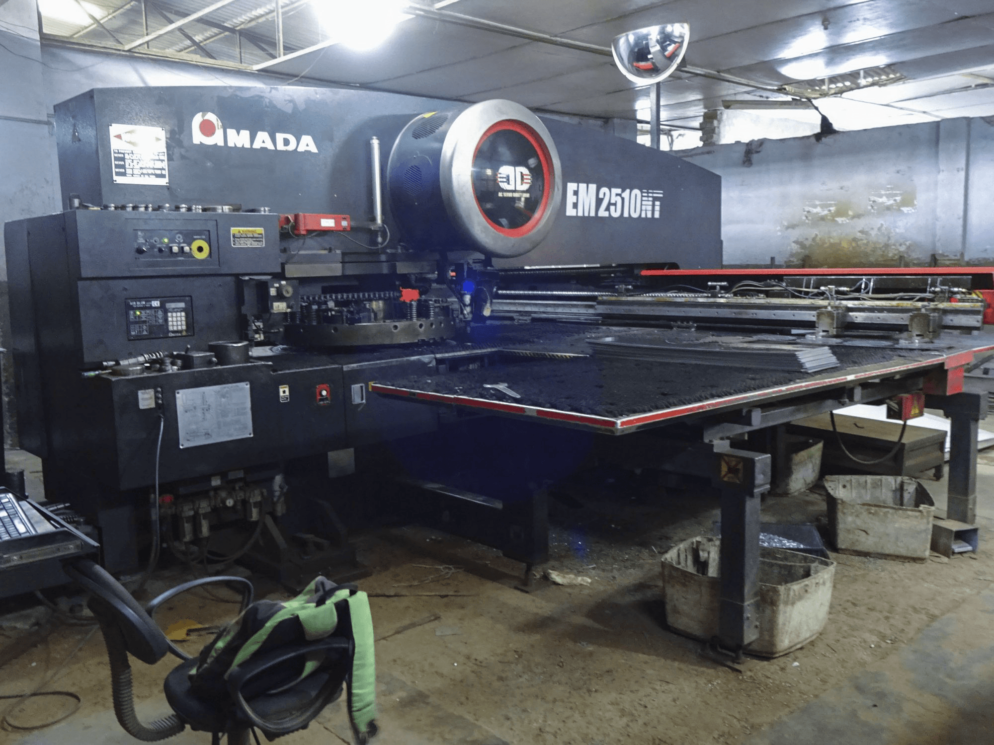 Makine 1 AMADA - Önden görünüm EM2510NT