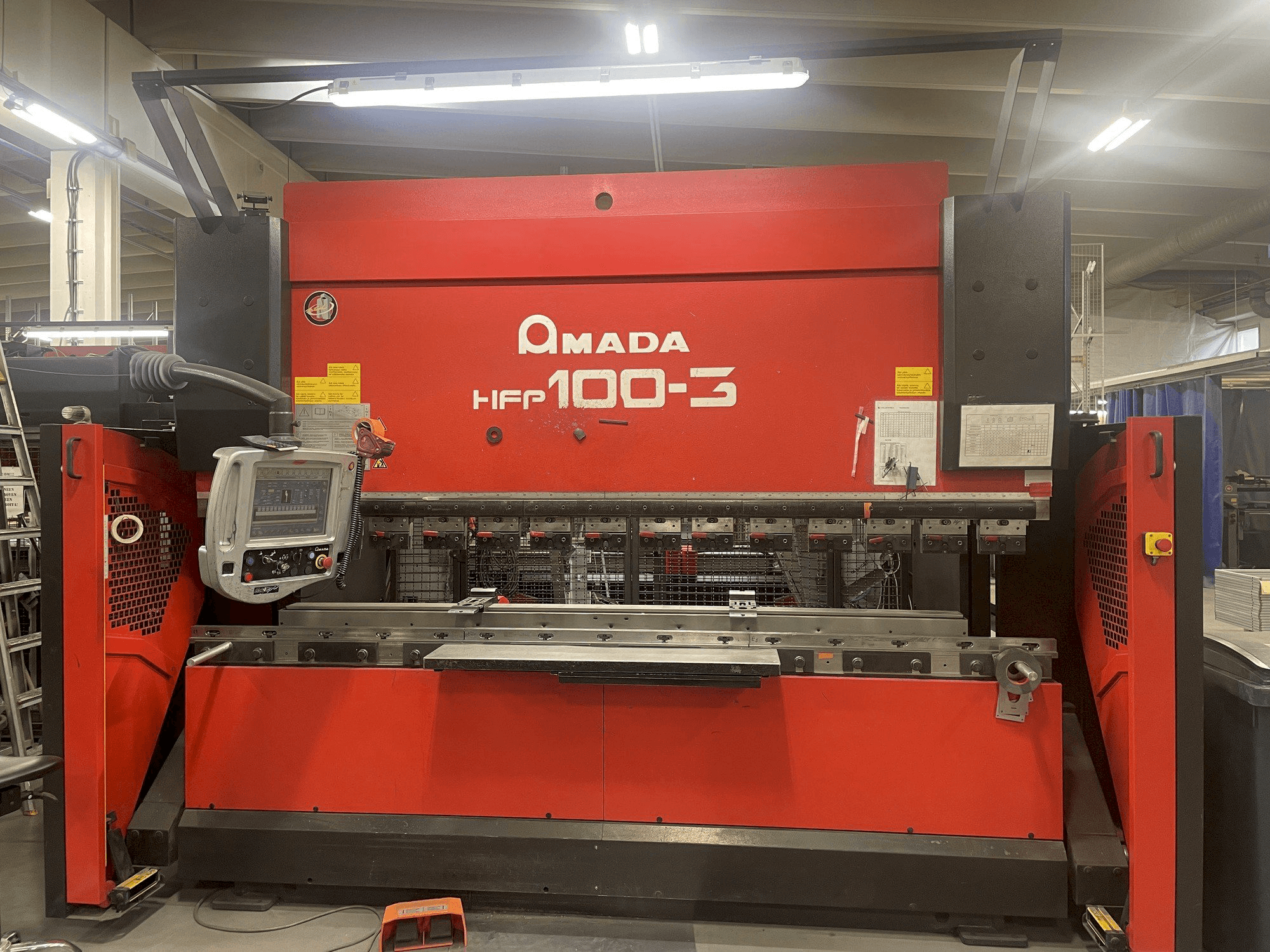 Makine AMADA HFP 100-3 - Önden görünüm