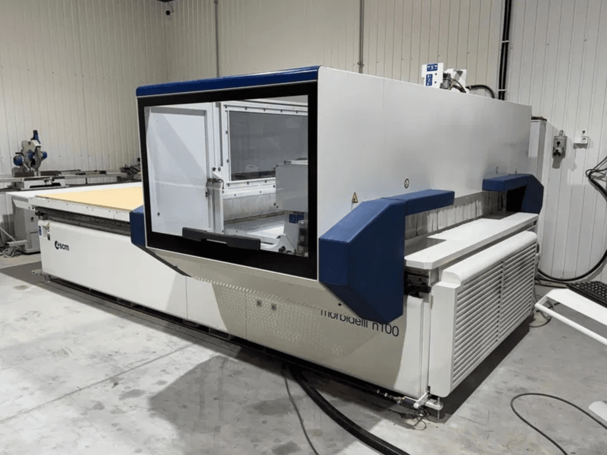 SCM Morbidelli N100 CNC işleme merkezi; geniş çalışma alanını ve kontrol arayüzünü gösteren önden görünüm.