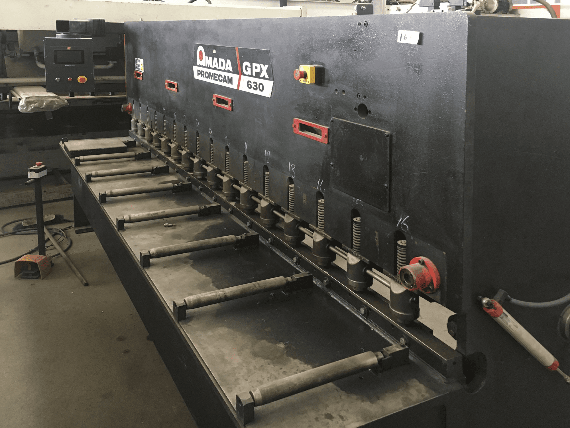 Makine AMADA - Sağdan görünüm GPX 630
