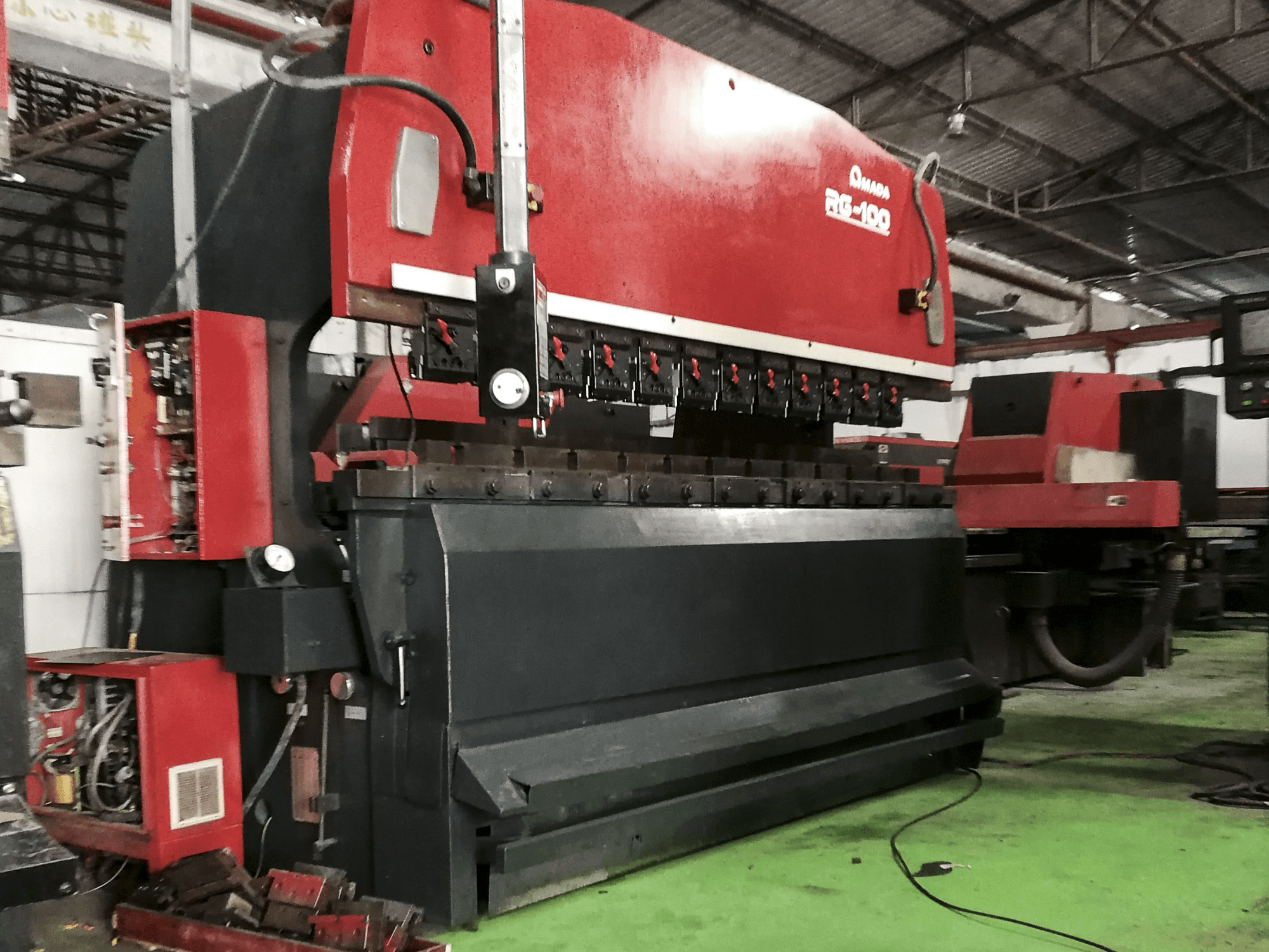 Makine AMADA - Sol görünüm RG-100