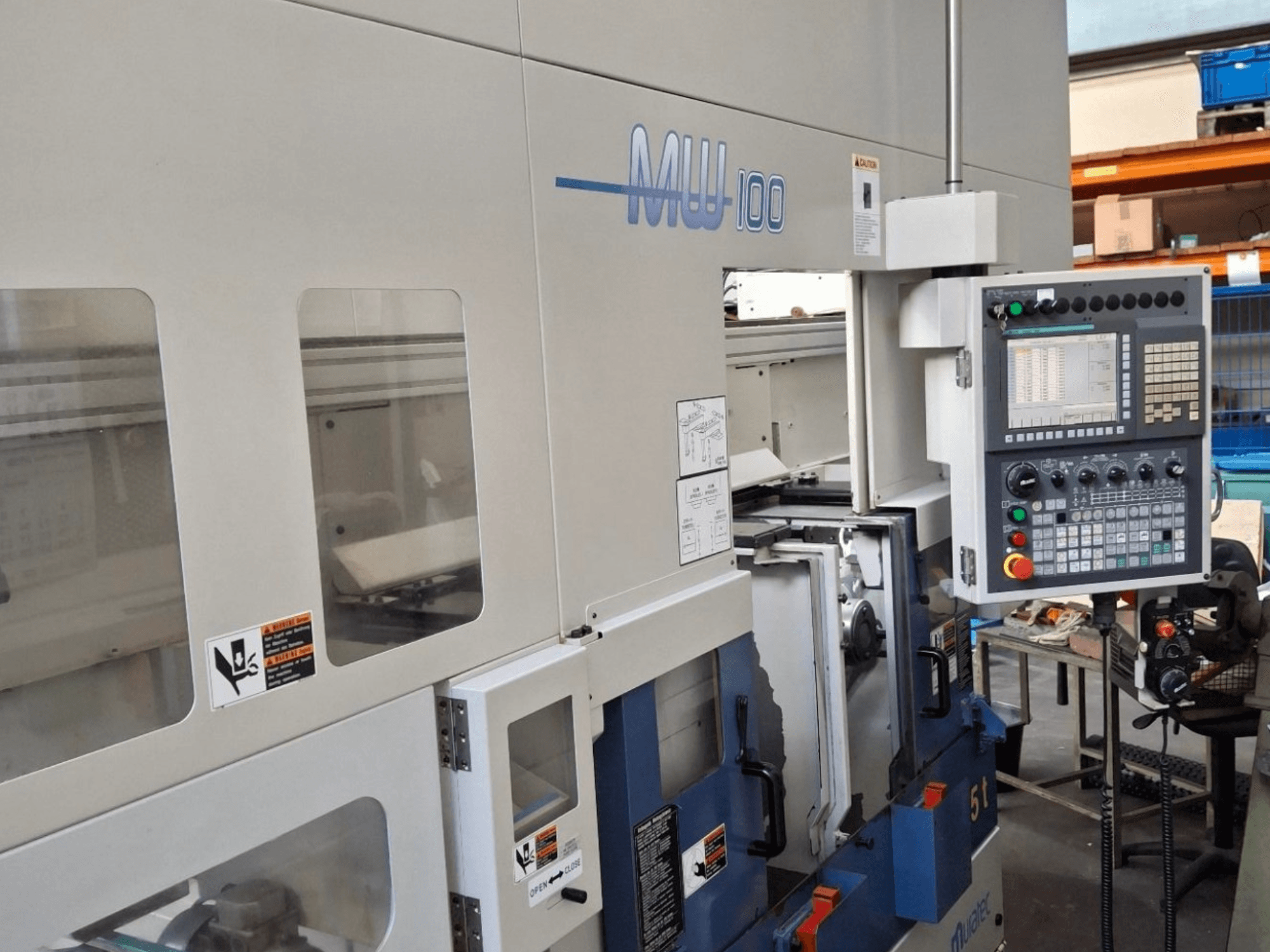 Muratec MW 100 GT çok milli torna makinesi, önden görünüm, kontrol paneli ve makine bölmeleri.