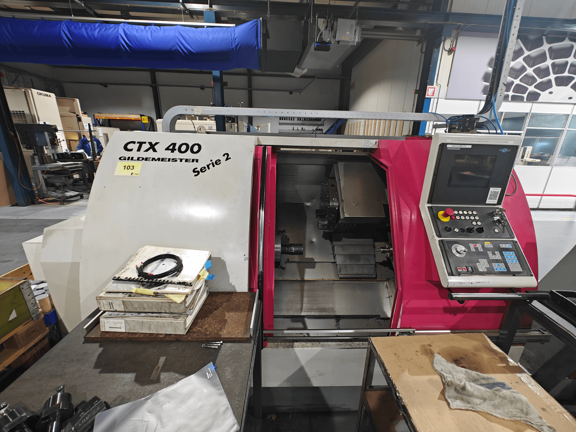 CTX 400 Gildemeister torna tezgahı önden gösterilmiştir, düğmeli bir kontrol paneli, ekran ve çalışma alanı içerir.