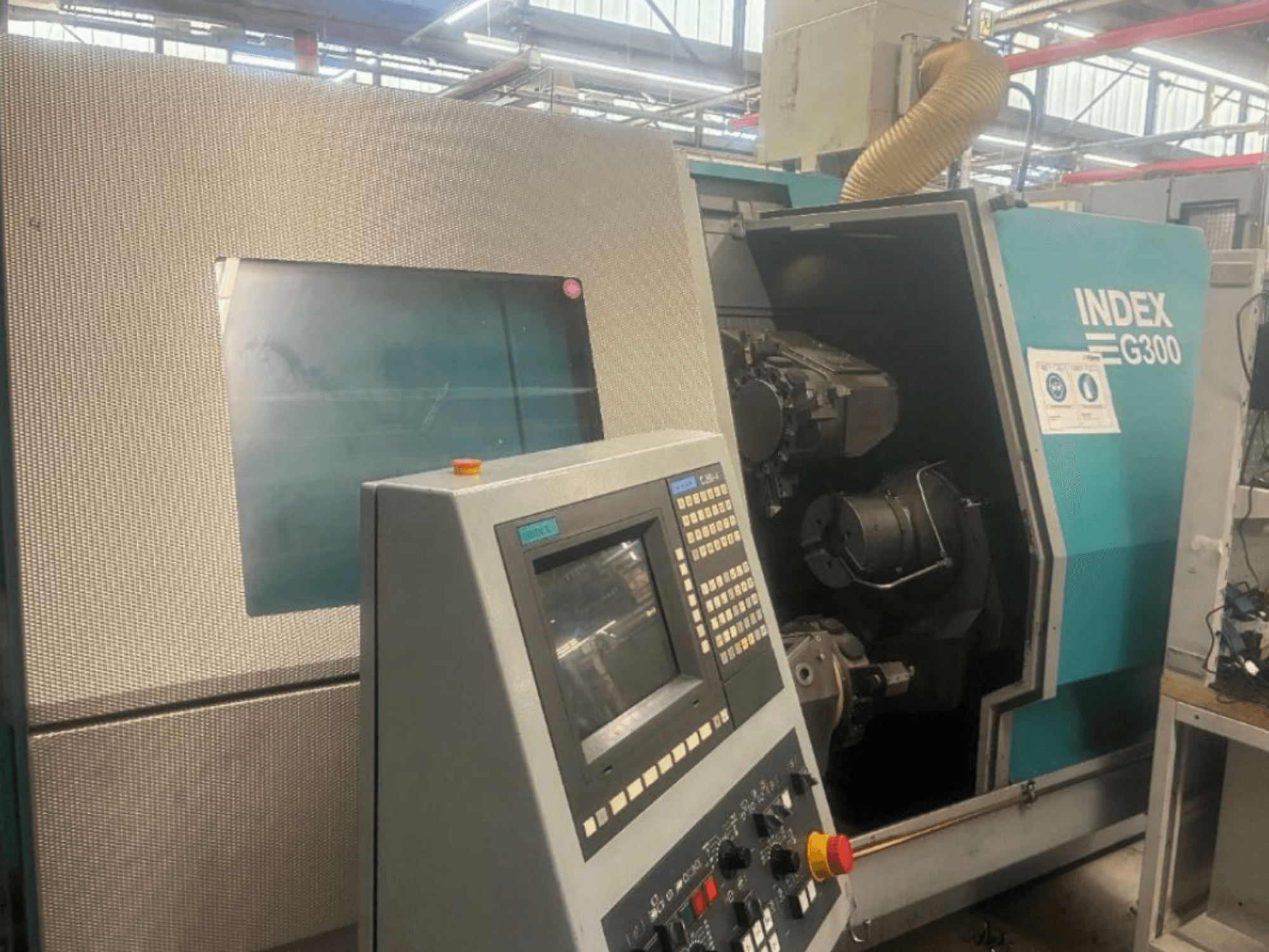 G300 model yatay torna tezgahı, önden görünüm; kontrol paneli ve makinenin iç kısmına açık erişim gösterilmektedir.