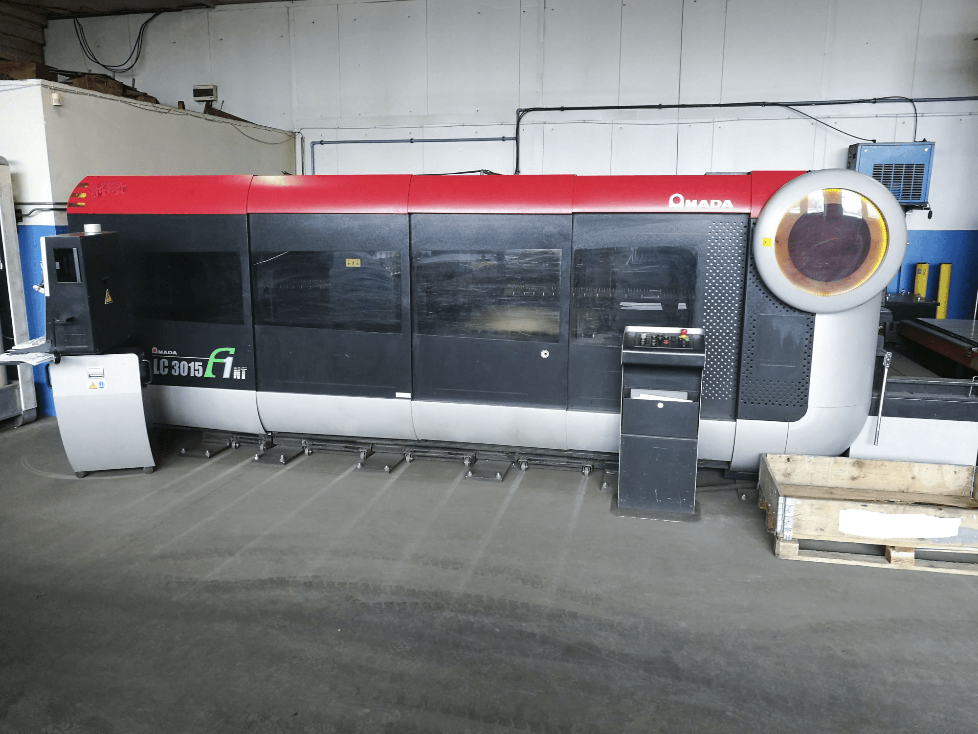 Makine AMADA - Önden görünüm LC3015 F1NT