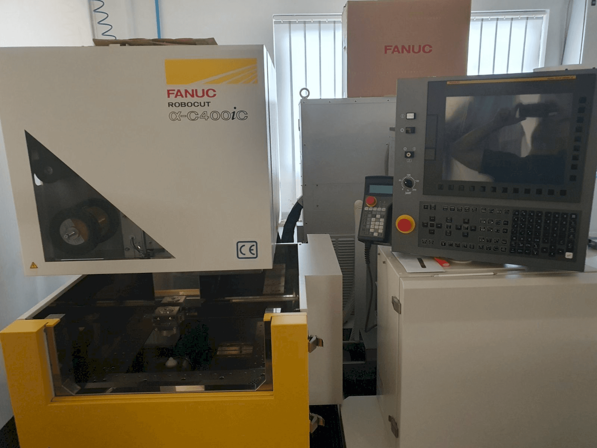Makine FANUC Robocut C400iC - Önden görünüm