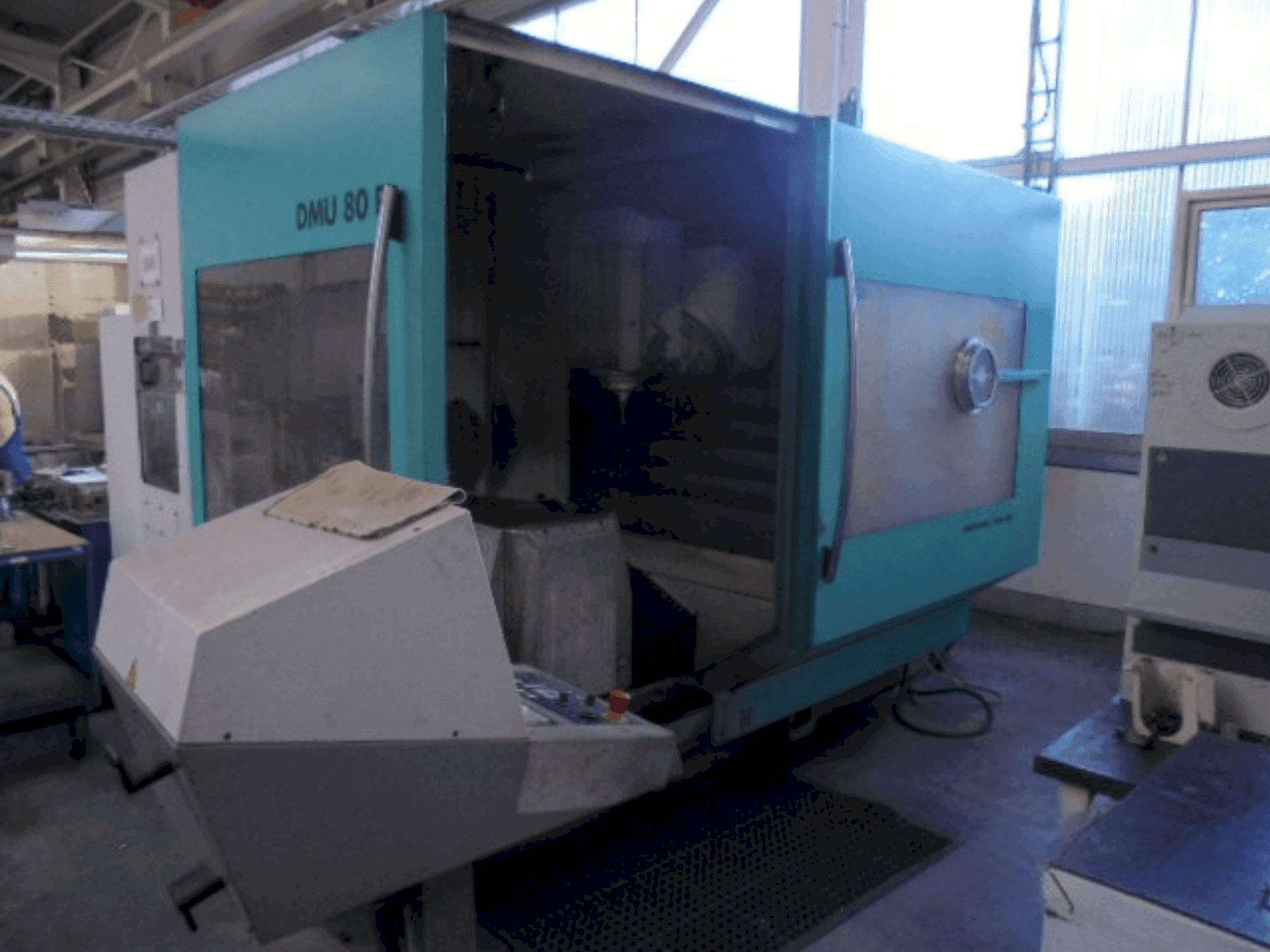 Makine DECKEL MAHO DMU 80P - Önden görünüm