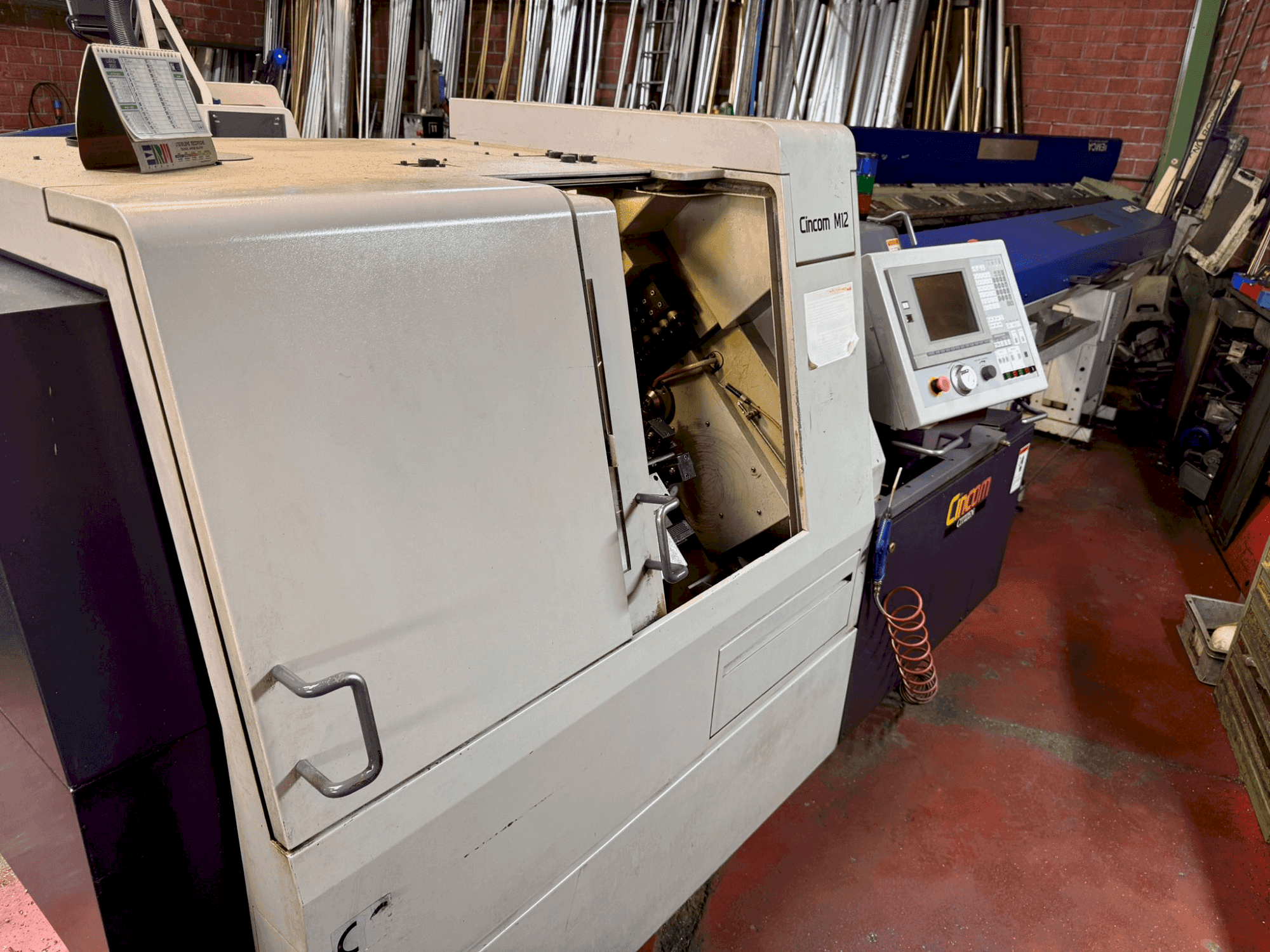 Makine Citizen CINCOM M12 - Önden görünüm