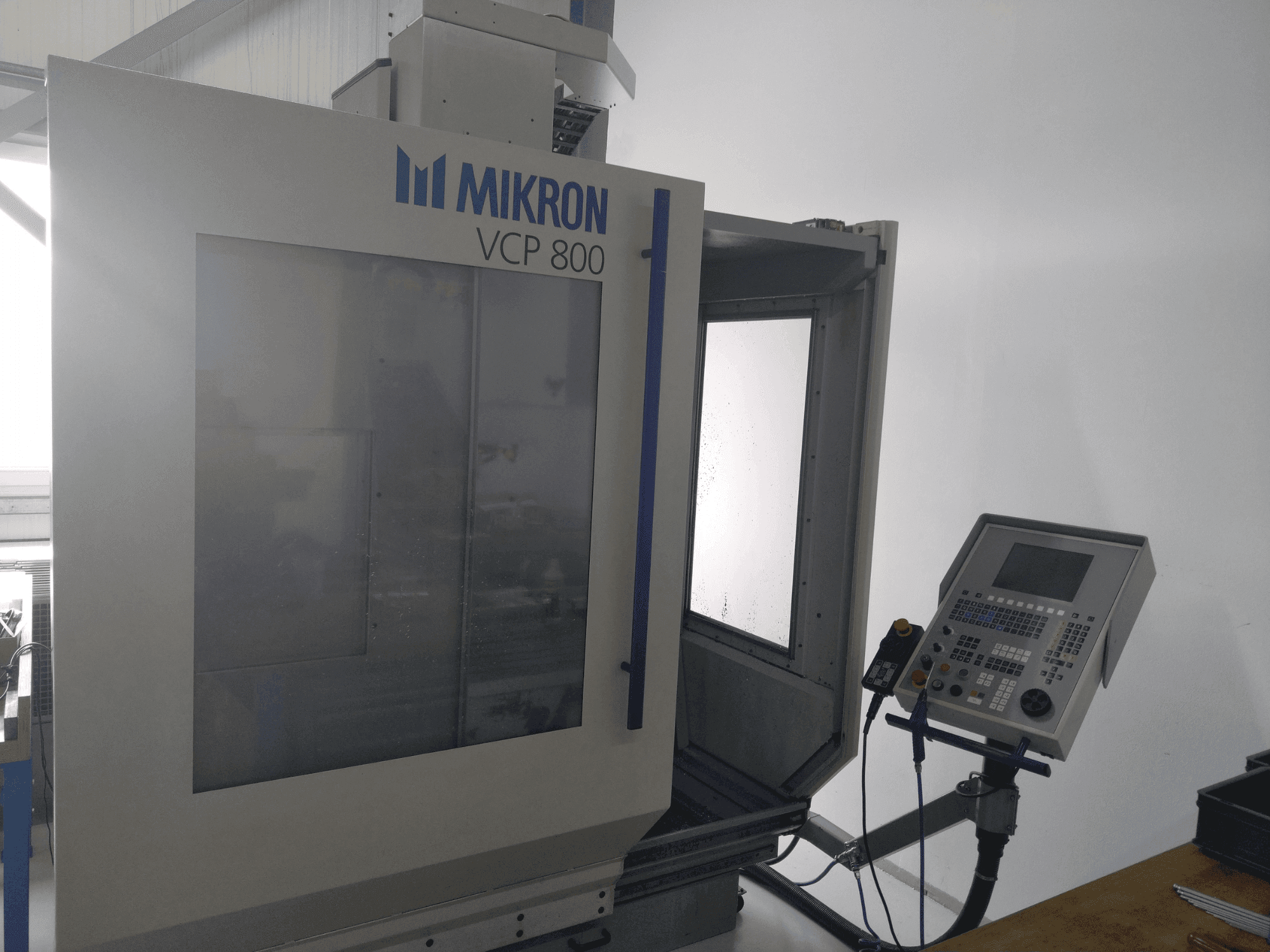 Makine MIKRON VCP 800 - Önden görünüm