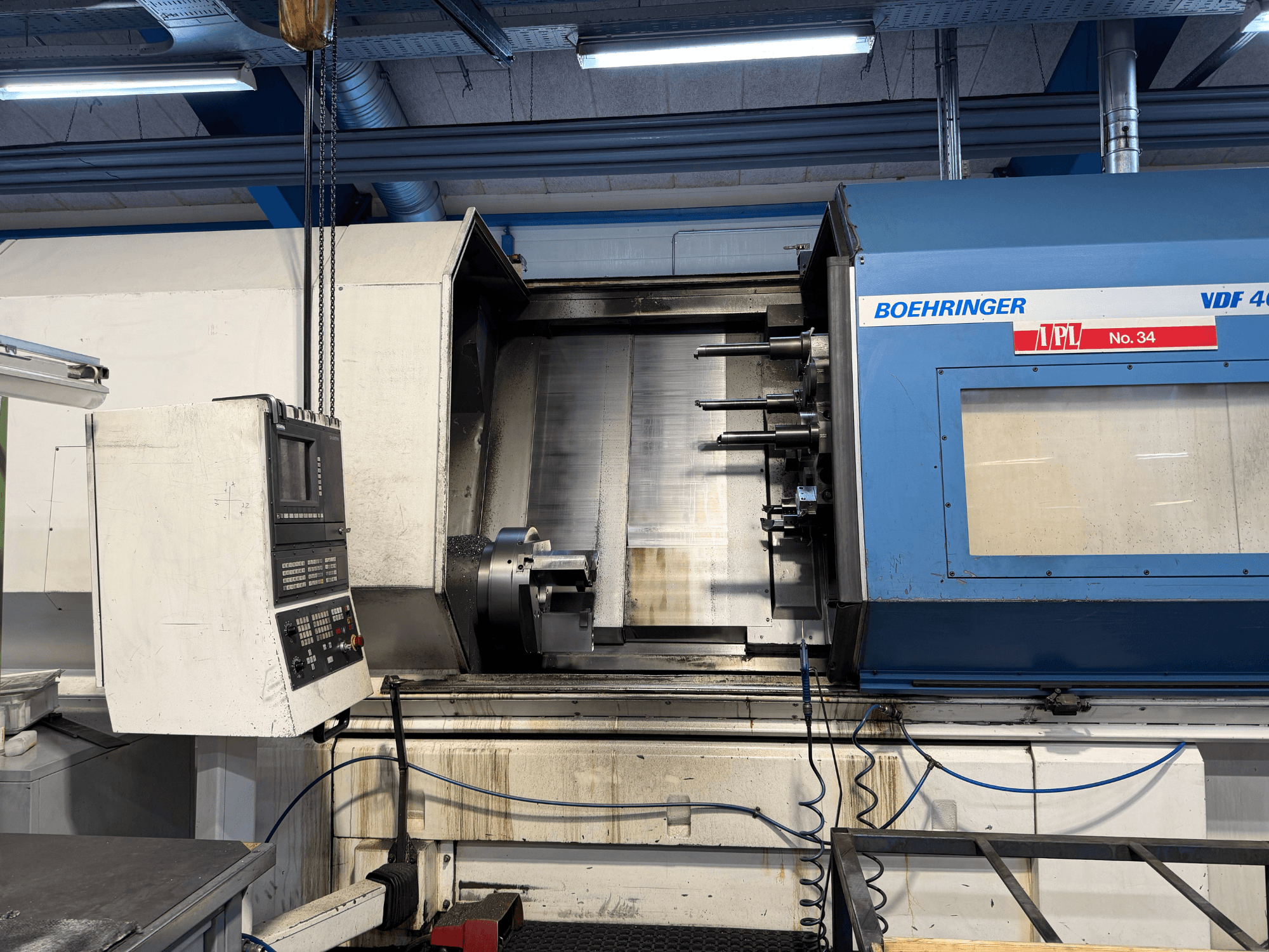 Yatay tornalama makinesi BOEHRINGER VDF 400 CM, kontrol panelini ve ana çalışma alanını gösteren önden görünüm.